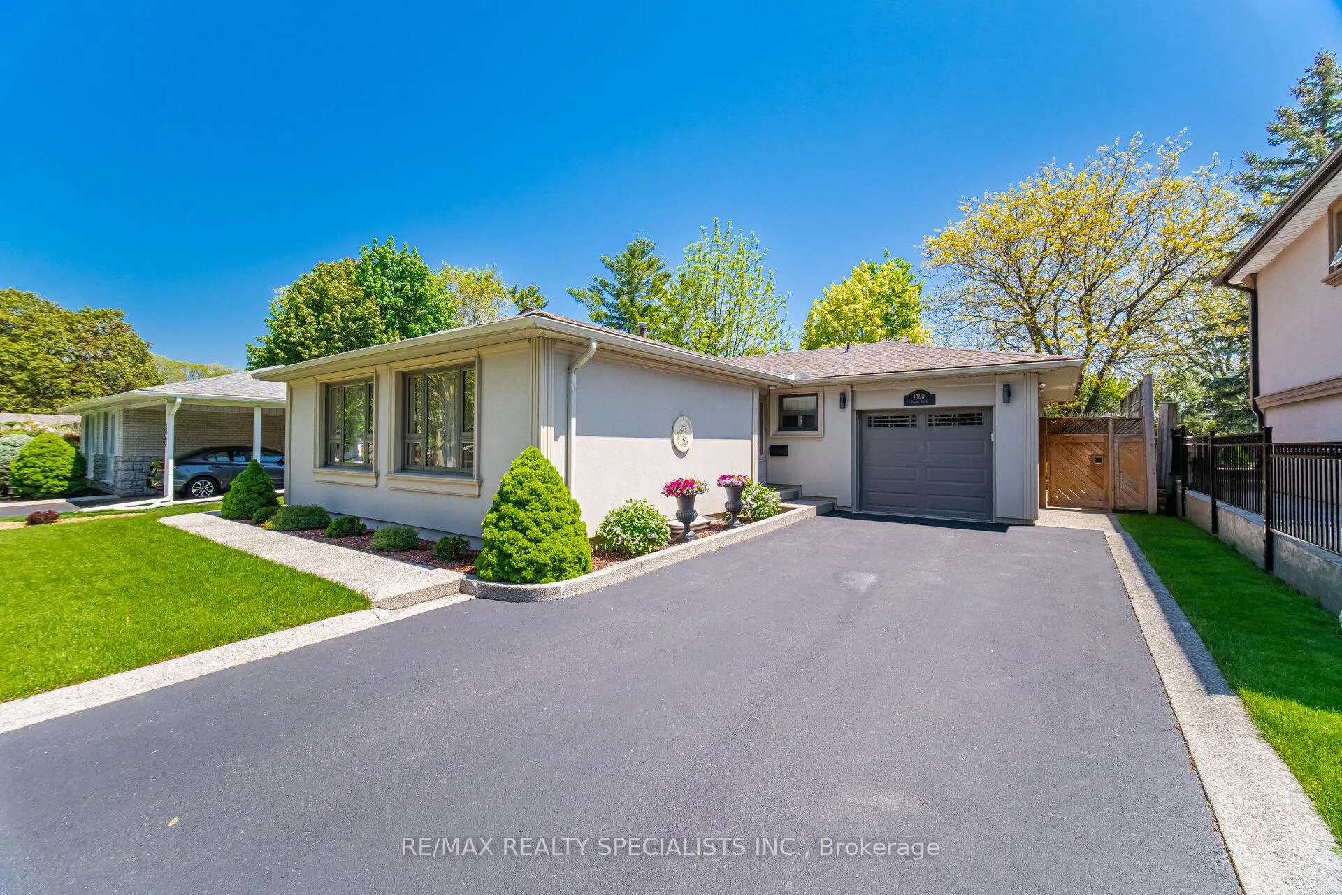 Photo 2 of 1060 Argus Drive, Mississauga, Applewood — HOMEH