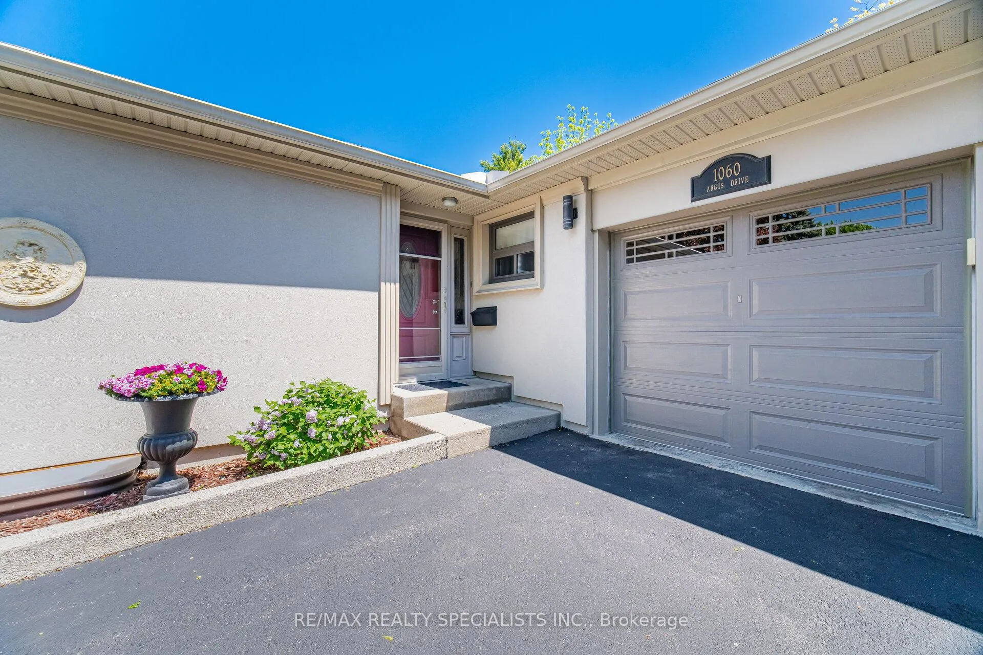 Photo 3 of 1060 Argus Drive, Mississauga, Applewood — HOMEH