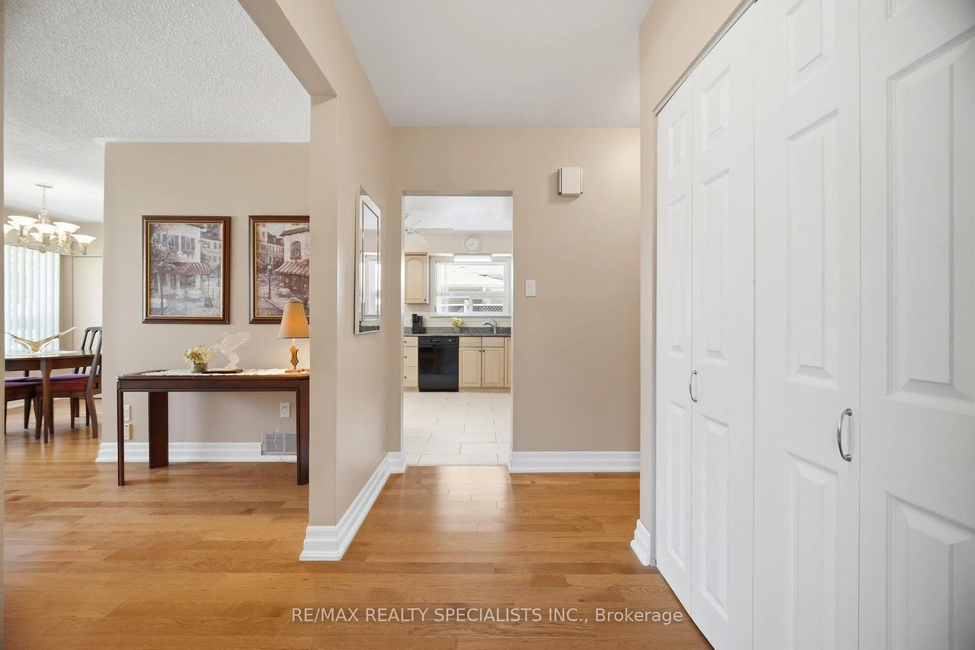 Photo 6 of 1060 Argus Drive, Mississauga, Applewood — HOMEH