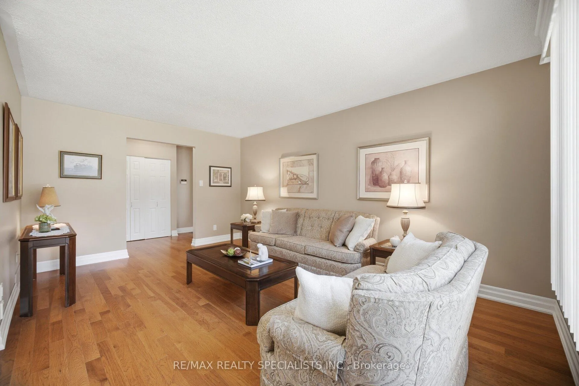 Photo 9 of 1060 Argus Drive, Mississauga, Applewood — HOMEH