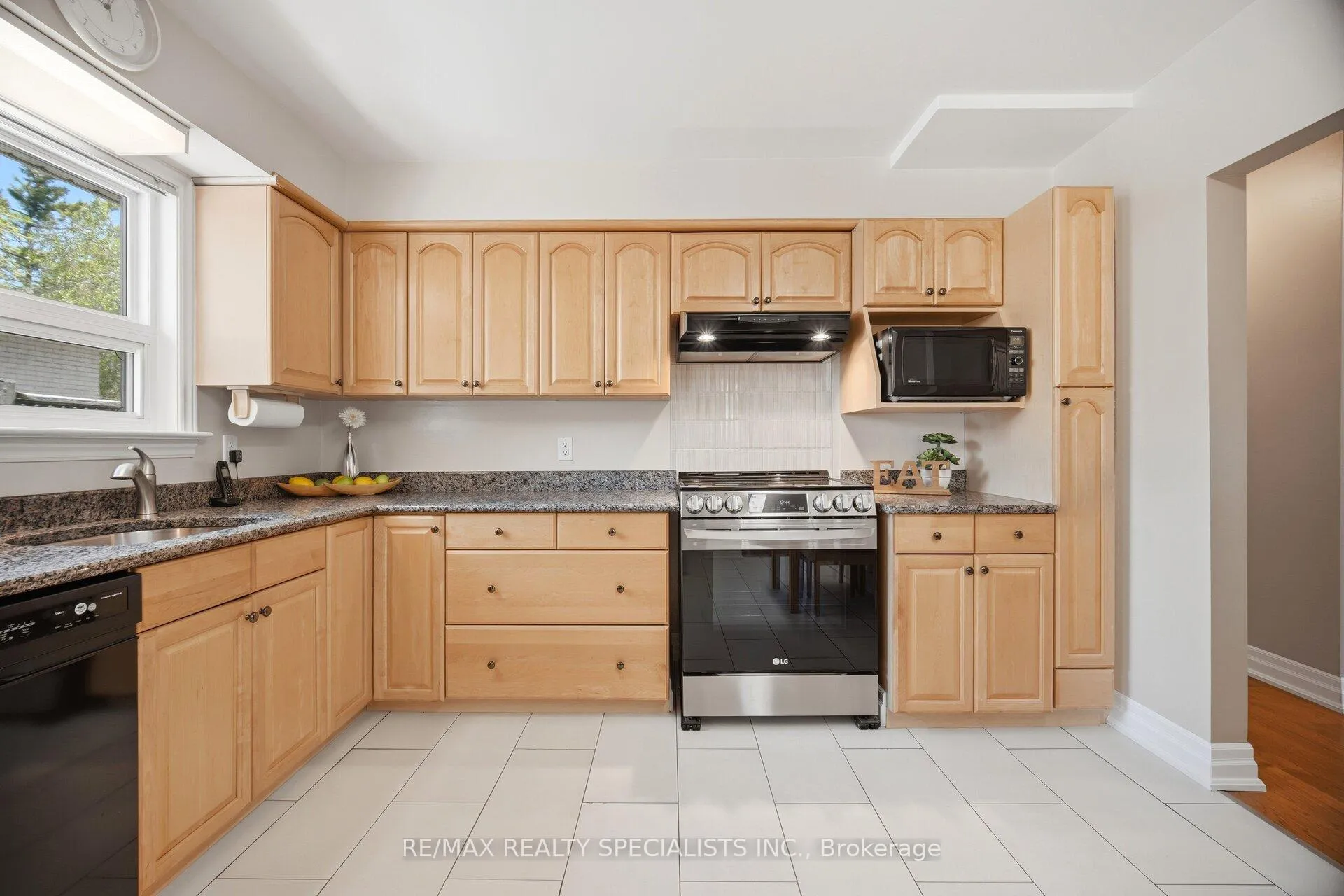 Photo 12 of 1060 Argus Drive, Mississauga, Applewood — HOMEH
