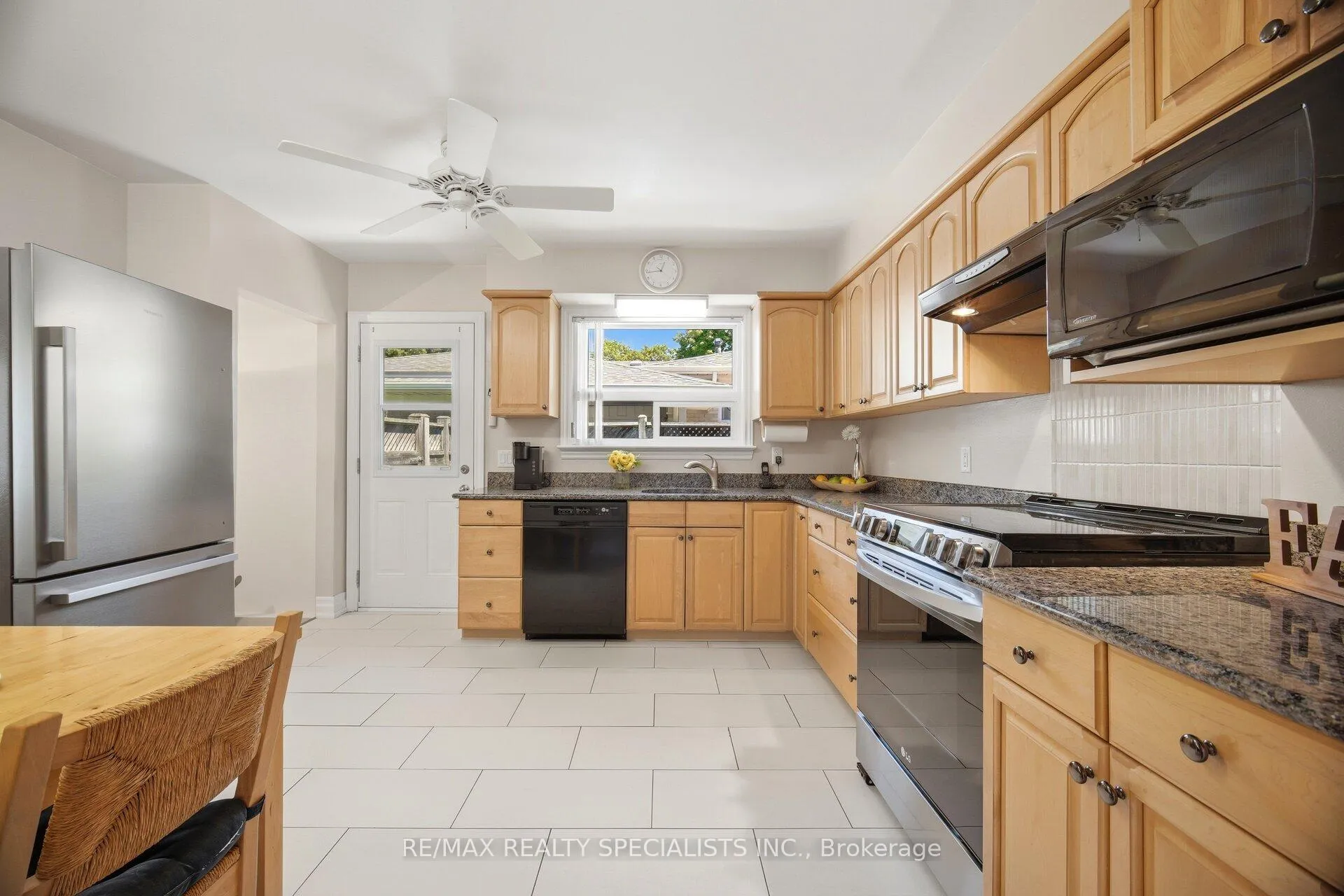 Photo 13 of 1060 Argus Drive, Mississauga, Applewood — HOMEH