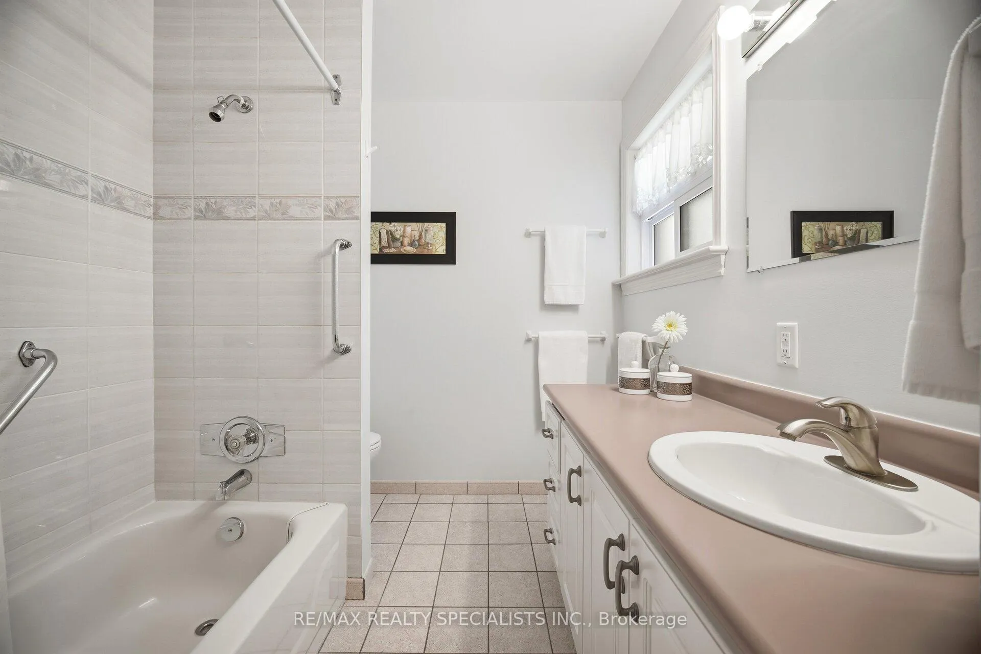 Photo 23 of 1060 Argus Drive, Mississauga, Applewood — HOMEH