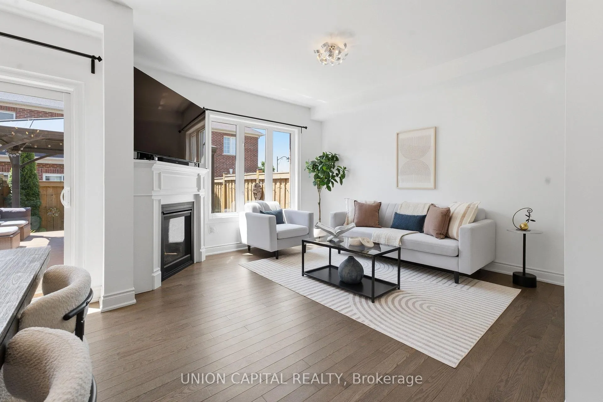 Photo 4 of 22 Delight Way, Whitby, Brooklin — HOMEH