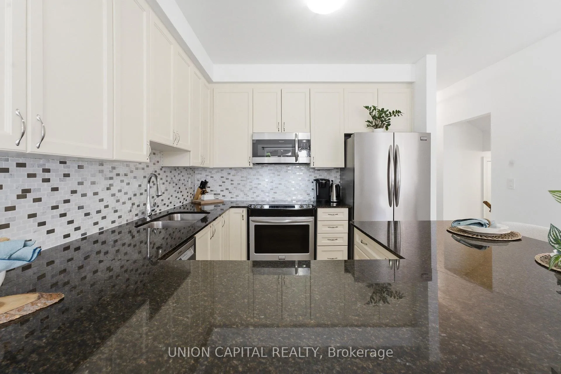 Photo 15 of 22 Delight Way, Whitby, Brooklin — HOMEH