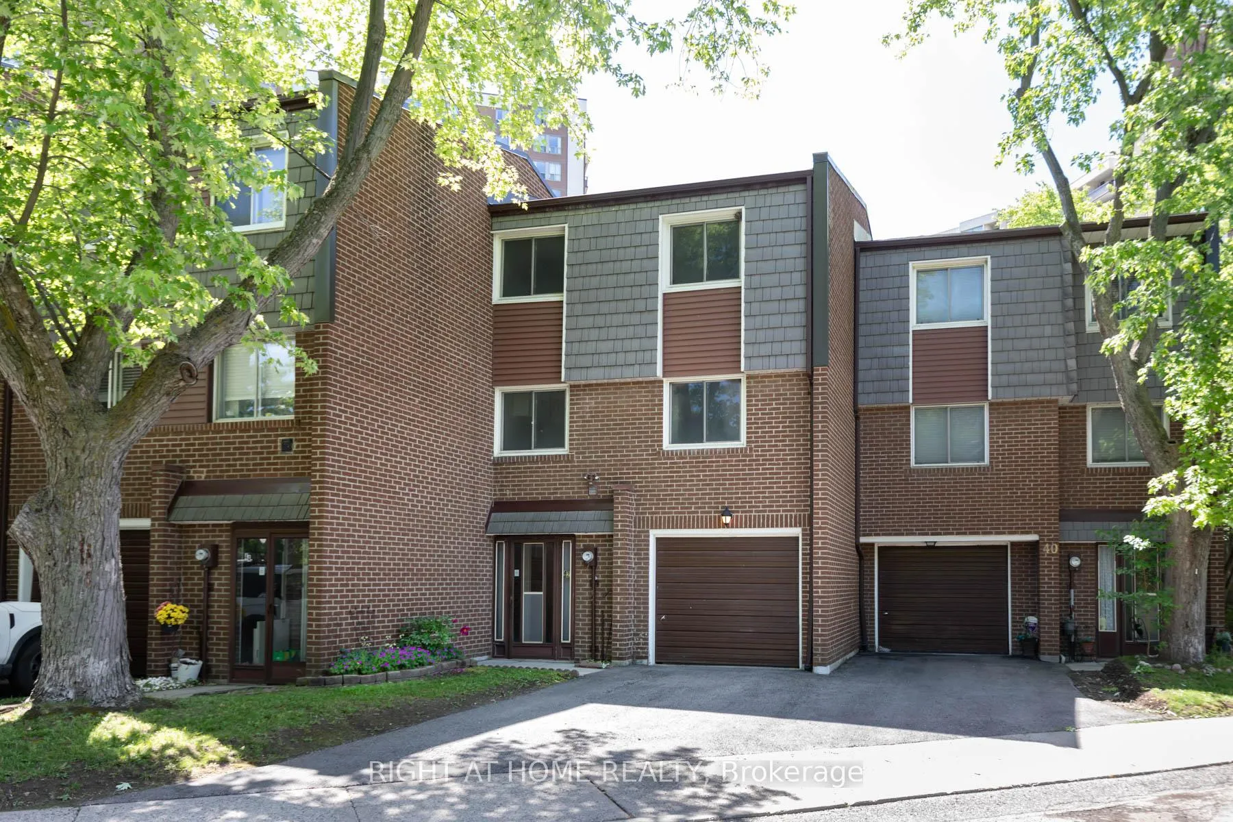 Photo 1 of 42 Vicora Linkway, Toronto, Flemingdon Park — HOMEH
