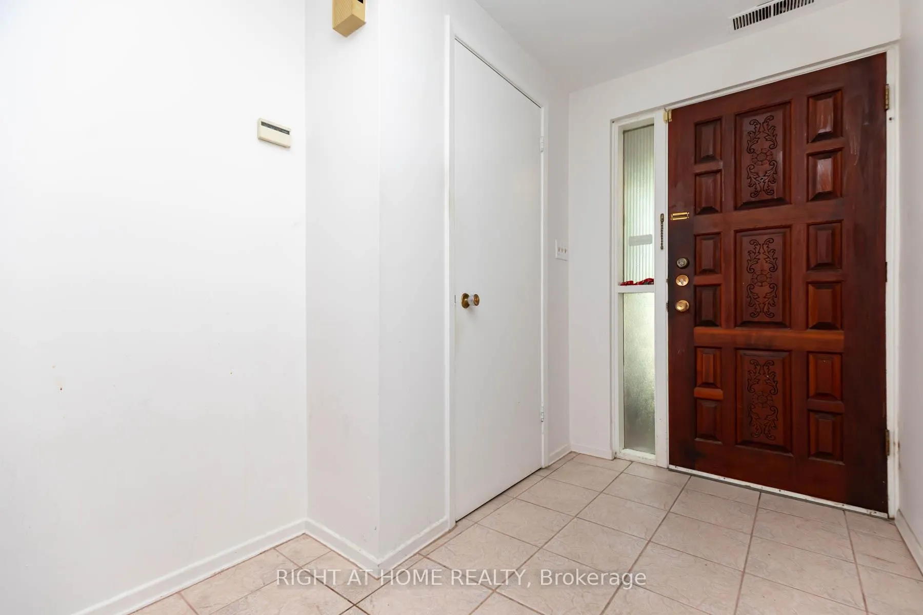 Photo 2 of 42 Vicora Linkway, Toronto, Flemingdon Park — HOMEH