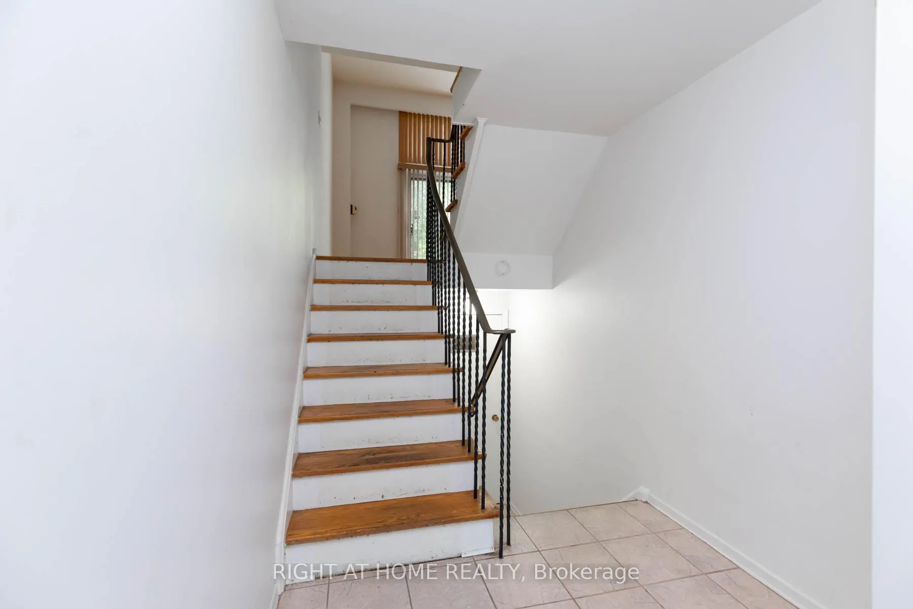 Photo 3 of 42 Vicora Linkway, Toronto, Flemingdon Park — HOMEH