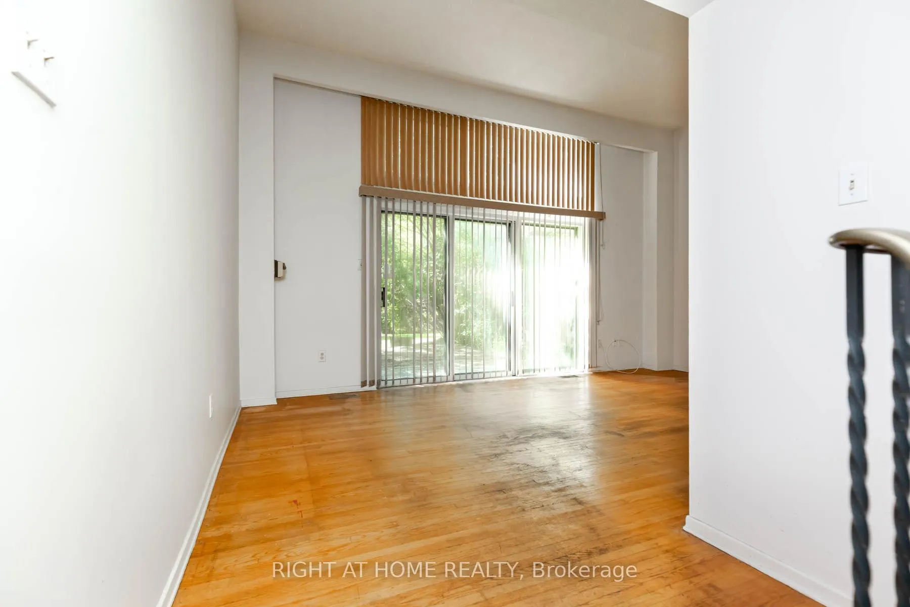 Photo 4 of 42 Vicora Linkway, Toronto, Flemingdon Park — HOMEH