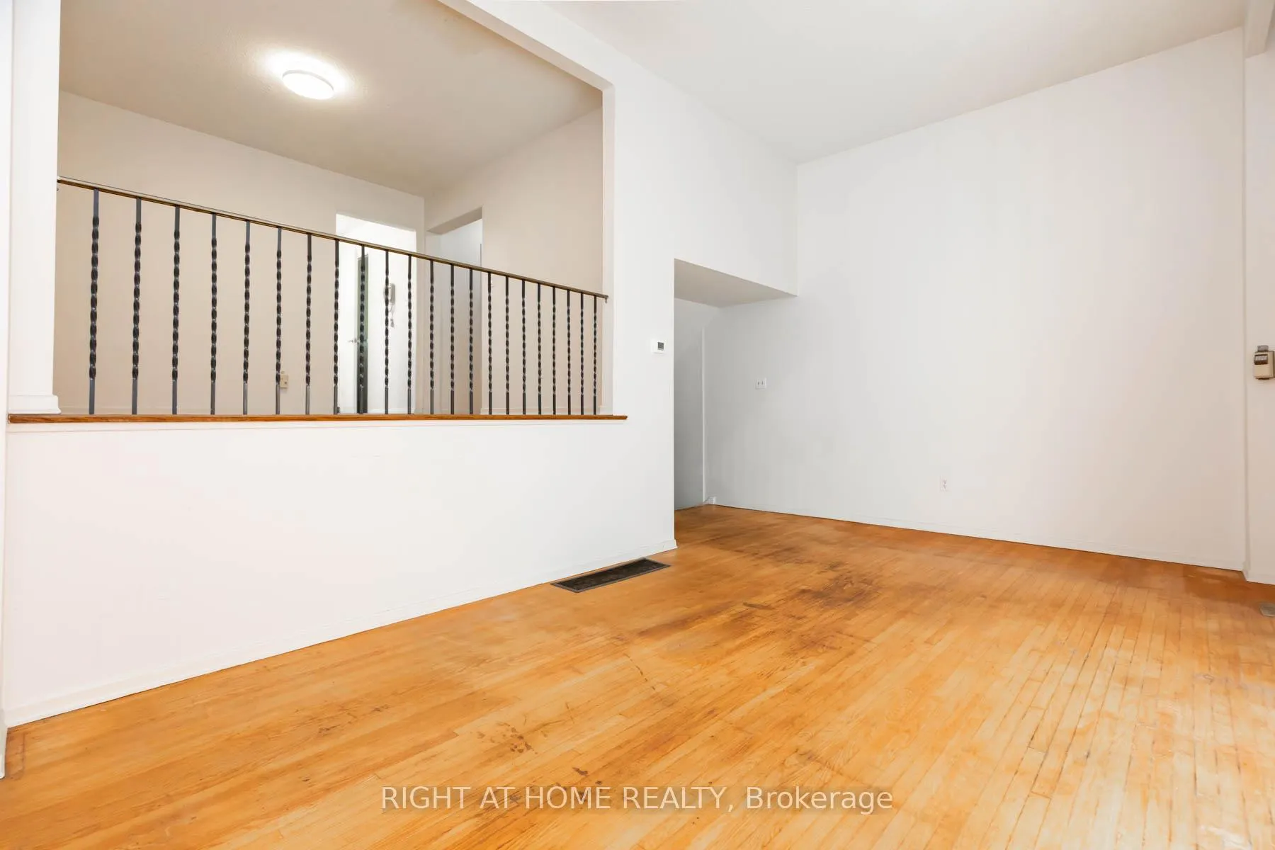 Photo 8 of 42 Vicora Linkway, Toronto, Flemingdon Park — HOMEH