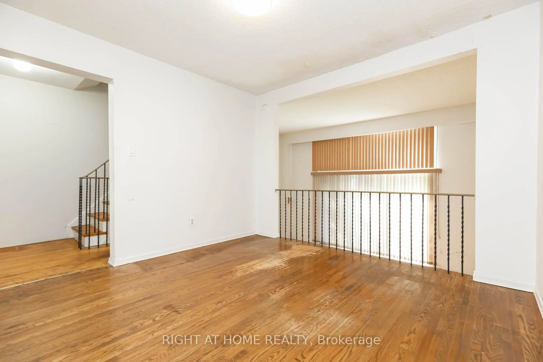 Photo 10 of 42 Vicora Linkway, Toronto, Flemingdon Park — HOMEH