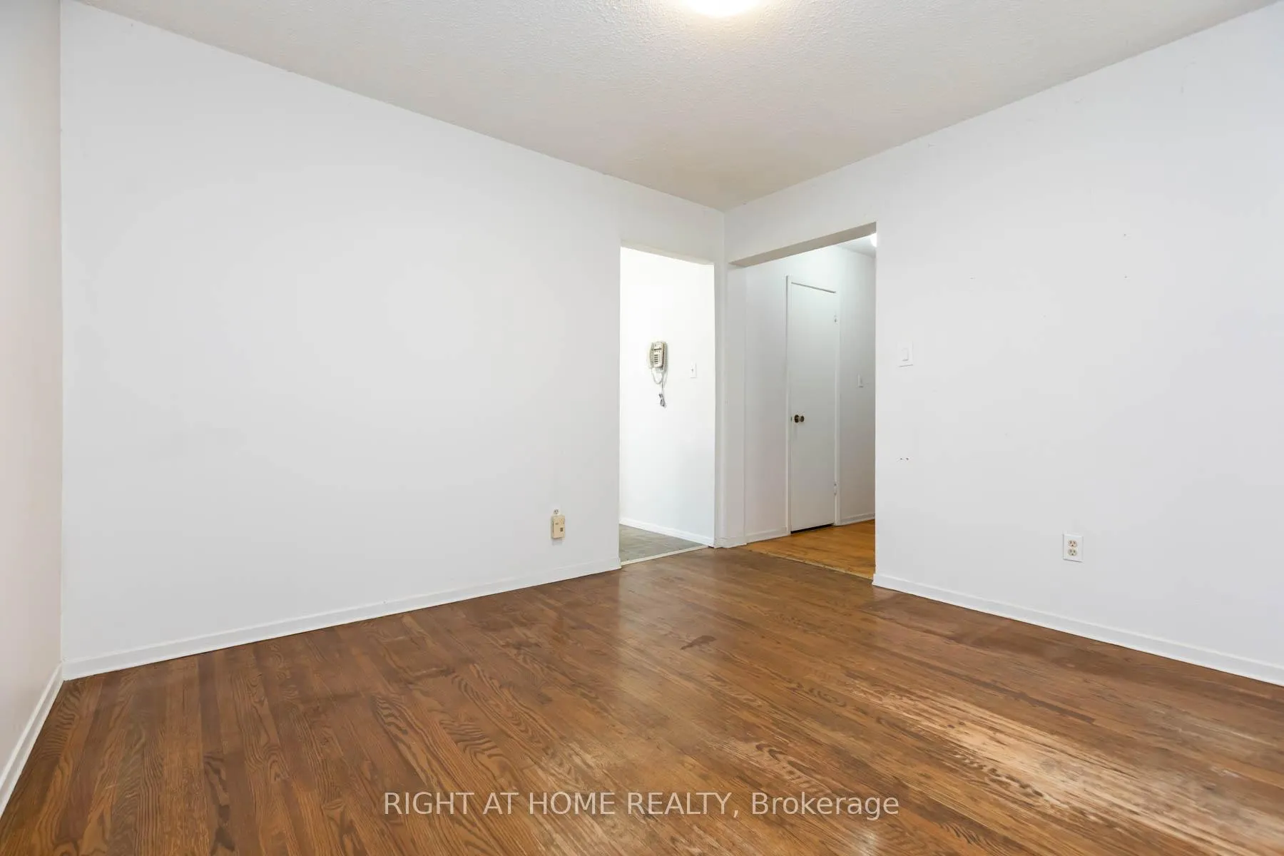 Photo 12 of 42 Vicora Linkway, Toronto, Flemingdon Park — HOMEH
