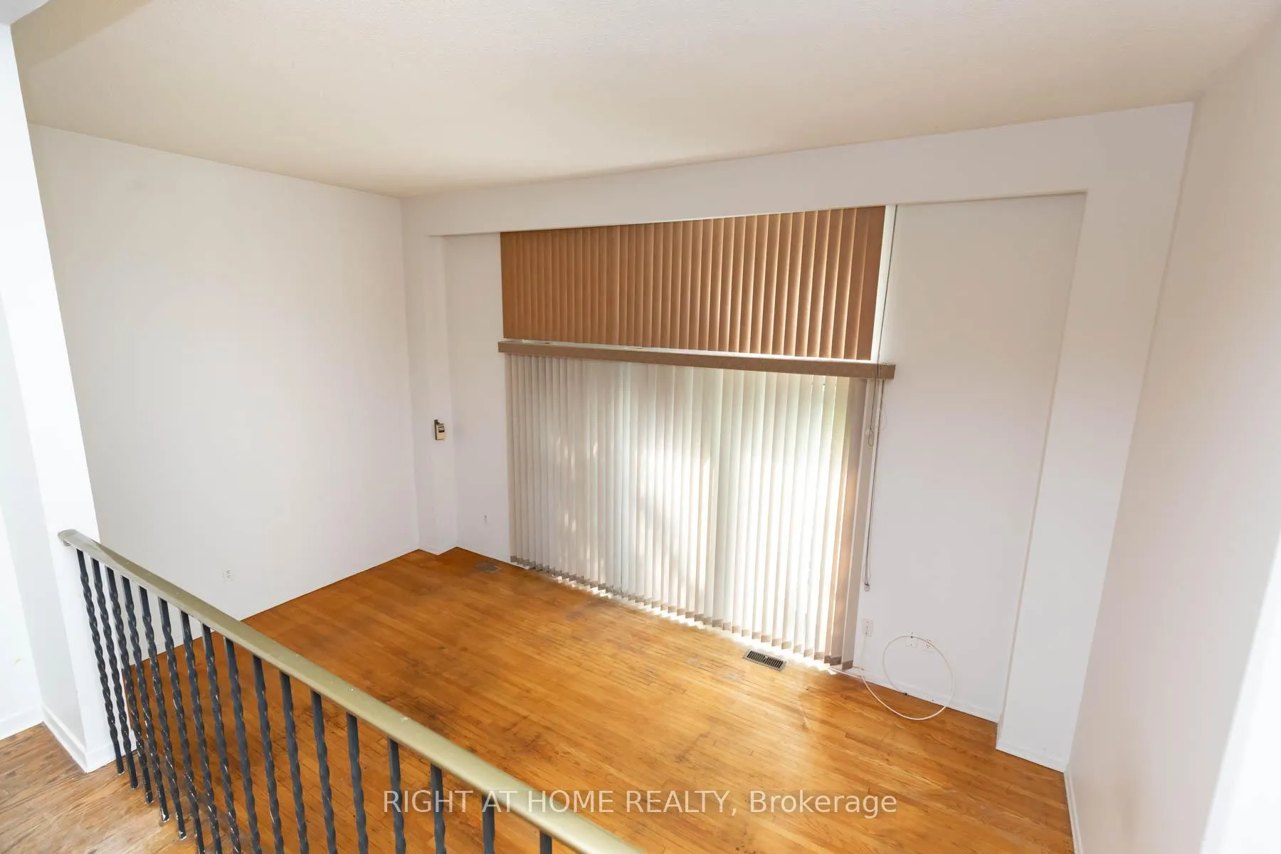 Photo 13 of 42 Vicora Linkway, Toronto, Flemingdon Park — HOMEH