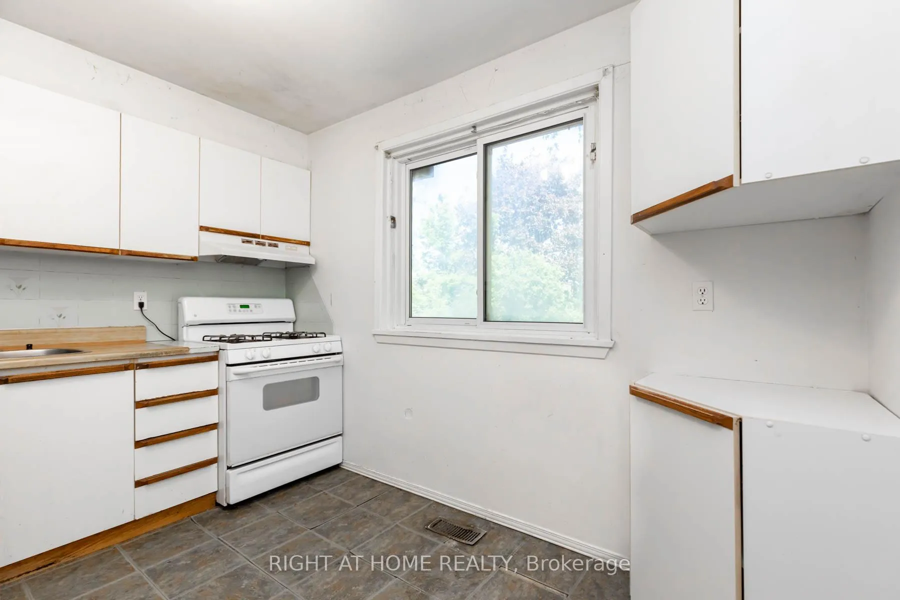 Photo 14 of 42 Vicora Linkway, Toronto, Flemingdon Park — HOMEH