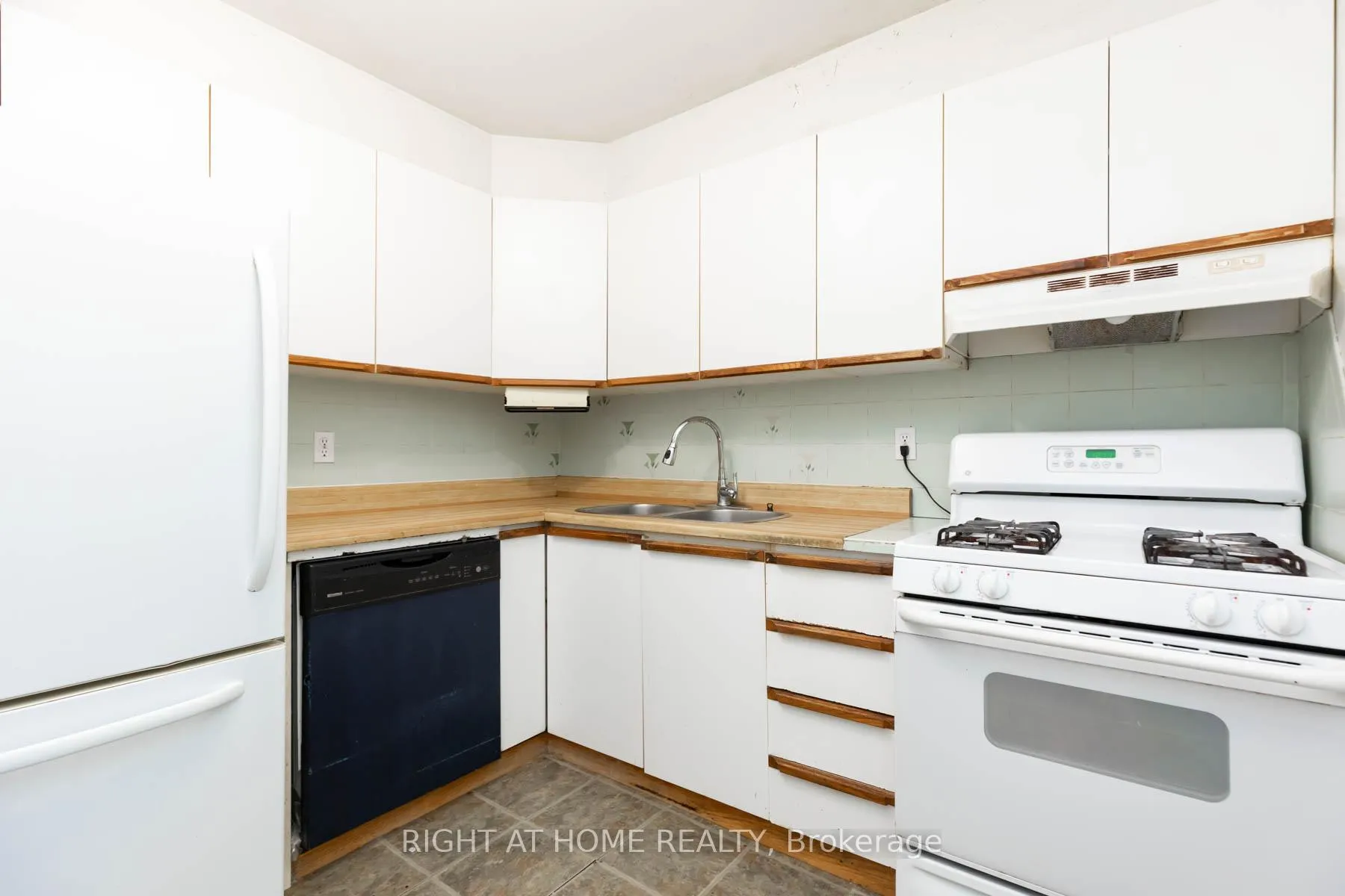 Photo 15 of 42 Vicora Linkway, Toronto, Flemingdon Park — HOMEH