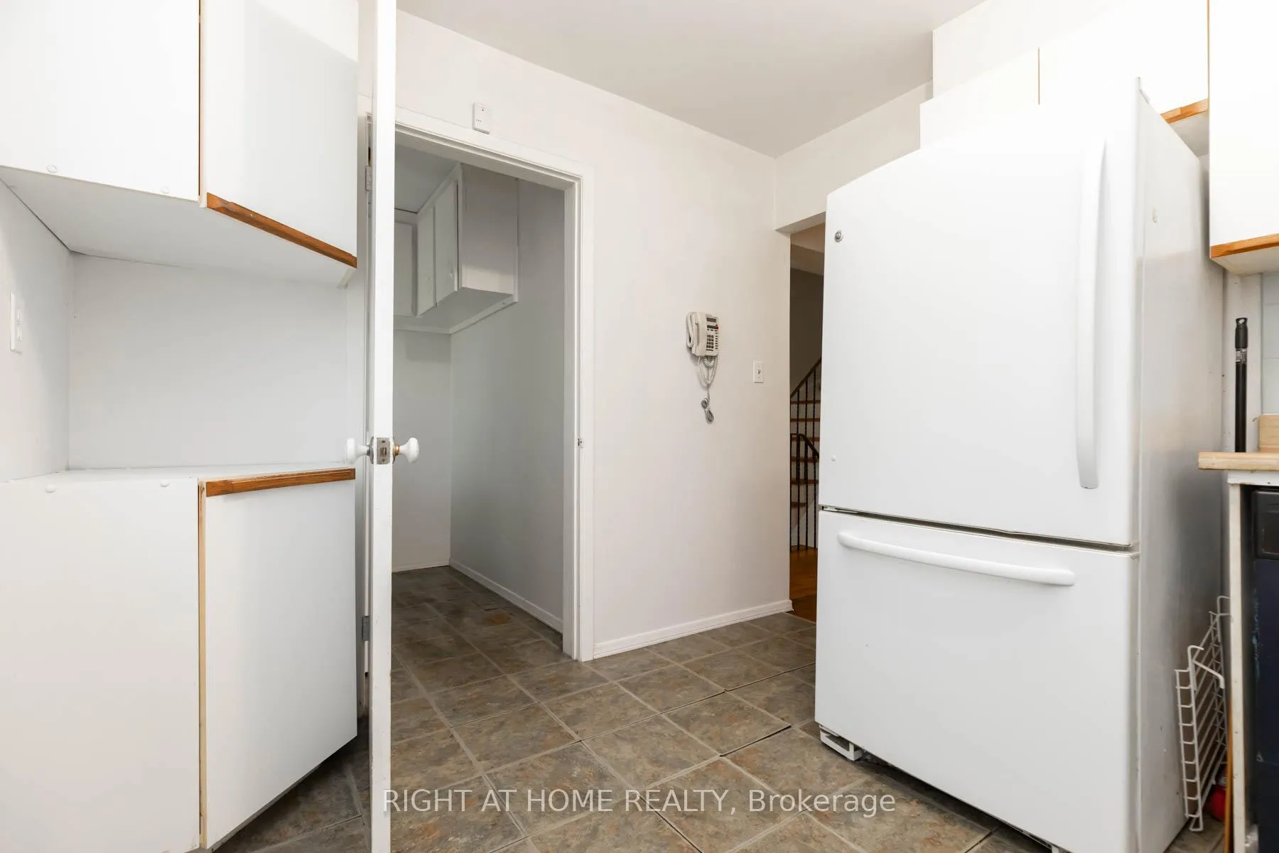 Photo 16 of 42 Vicora Linkway, Toronto, Flemingdon Park — HOMEH