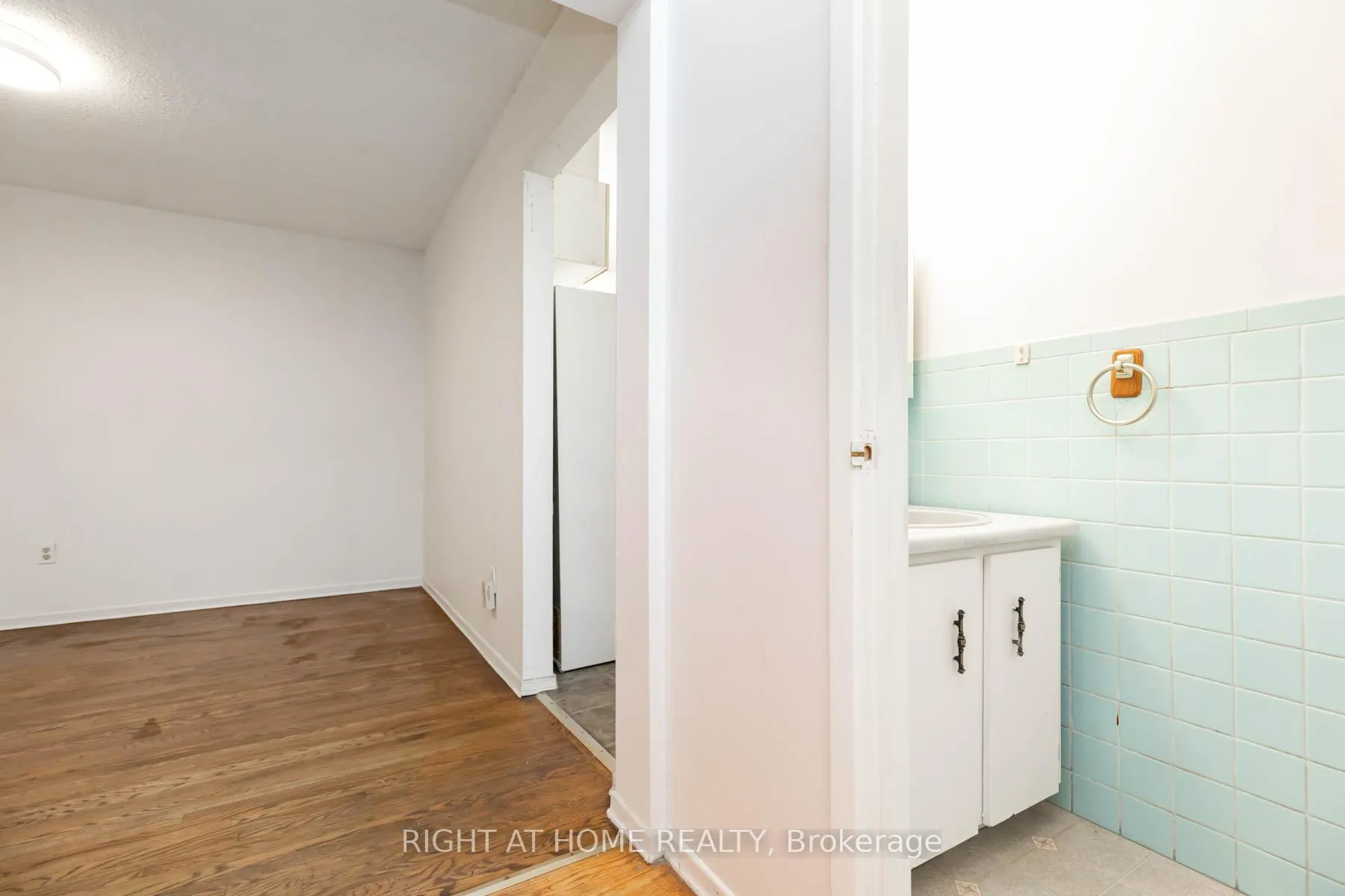 Photo 18 of 42 Vicora Linkway, Toronto, Flemingdon Park — HOMEH