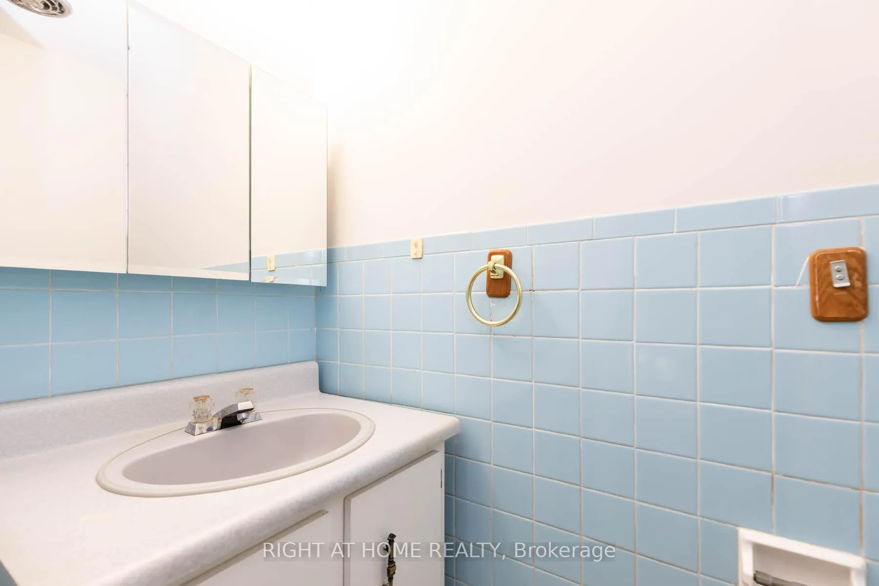 Photo 19 of 42 Vicora Linkway, Toronto, Flemingdon Park — HOMEH