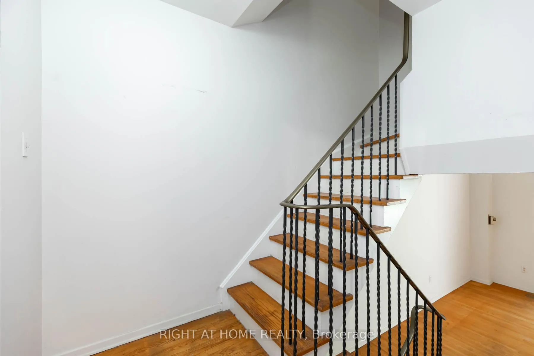 Photo 20 of 42 Vicora Linkway, Toronto, Flemingdon Park — HOMEH