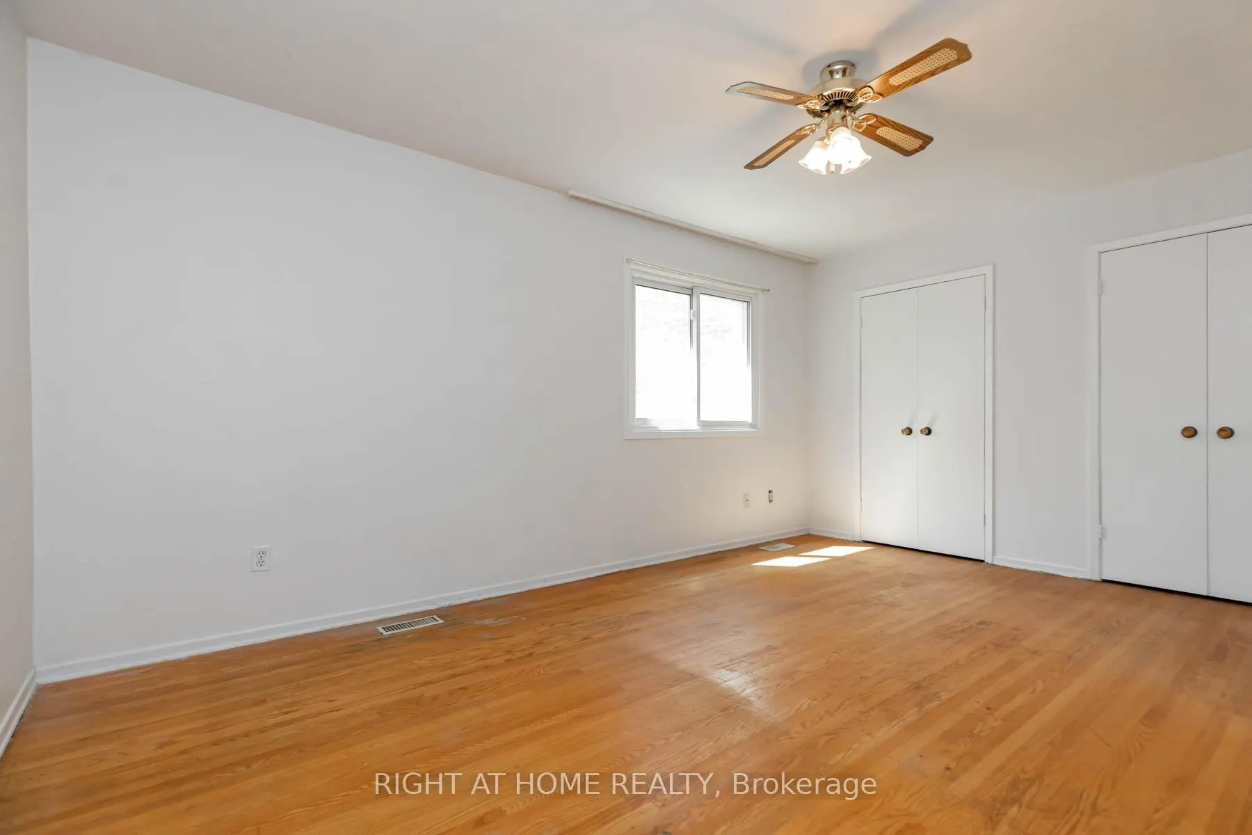 Photo 21 of 42 Vicora Linkway, Toronto, Flemingdon Park — HOMEH