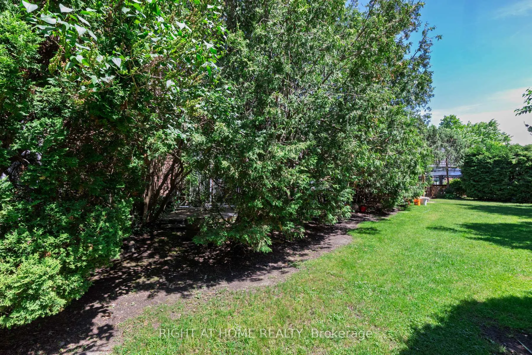 Photo 38 of 42 Vicora Linkway, Toronto, Flemingdon Park — HOMEH