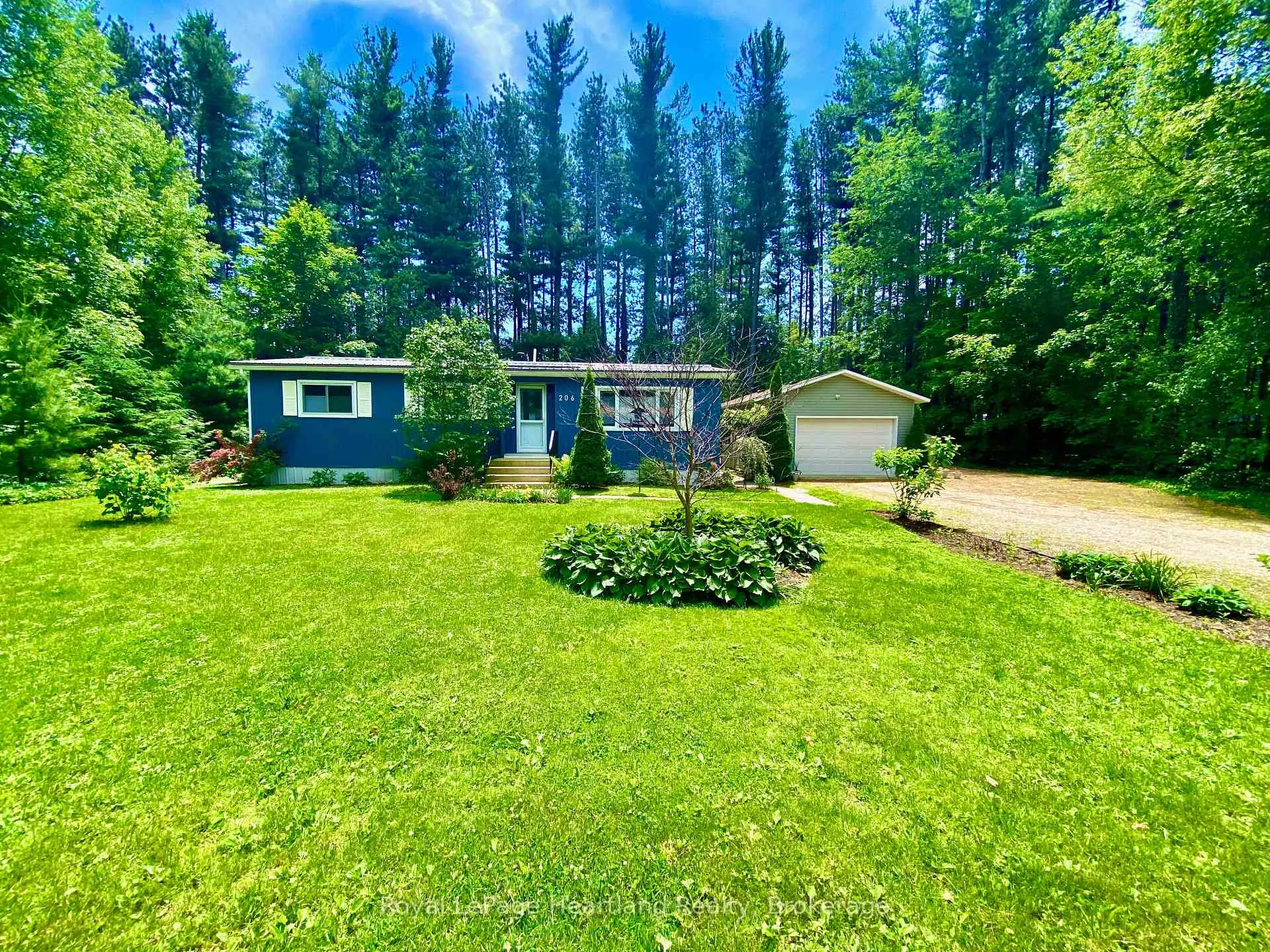 Photo 2 of 206 Chestnut Drive, Central Huron, Goderich — HOMEH