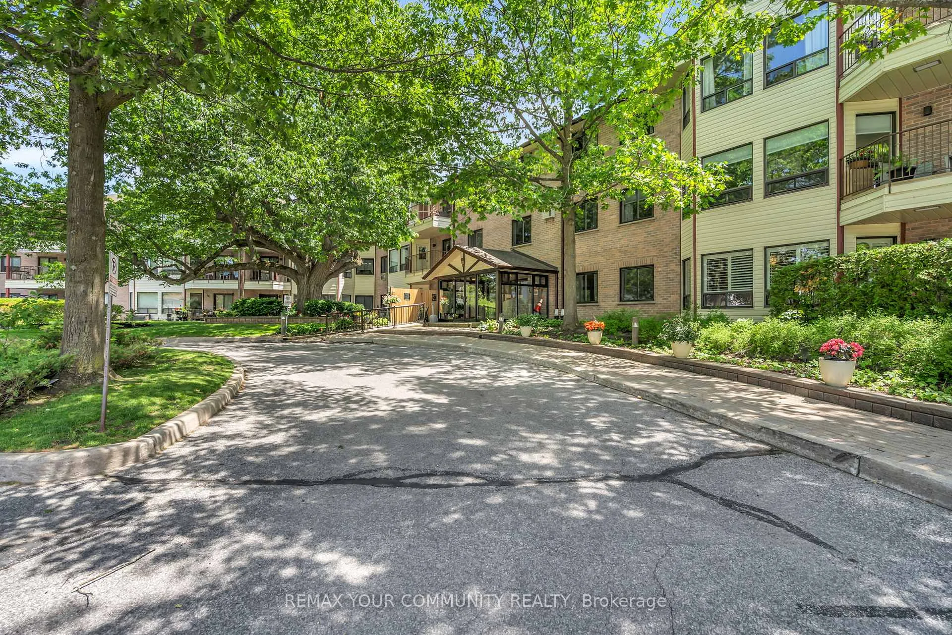 Photo 6 of Unit 210, 111 Grew Boulevard, Georgina, Sutton & Jackson's Point — HOMEH