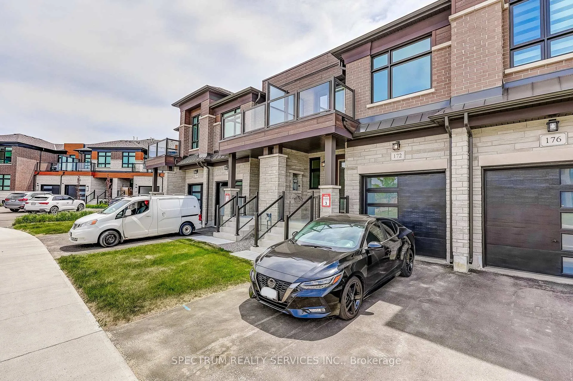 Photo 3 of 172 Adario Crescent, Vaughan, Vellore Village — HOMEH