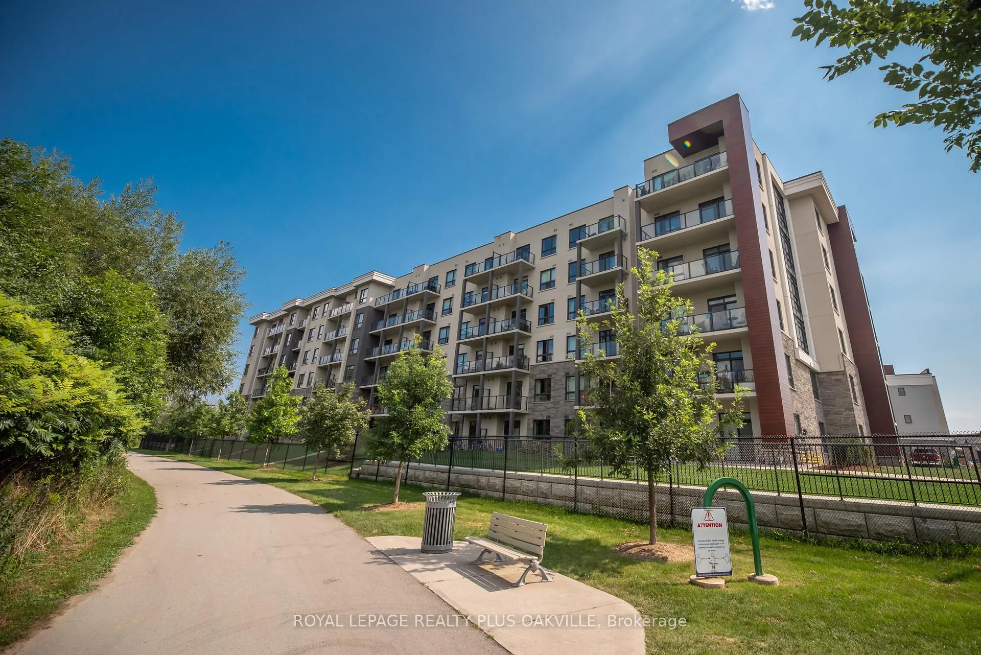 Photo 4 of Unit 214, 125 Shoreview Place, Hamilton, Lakeshore — HOMEH