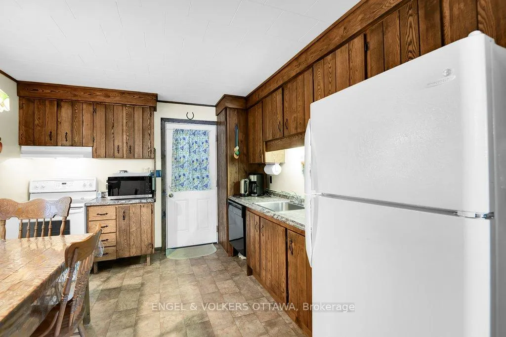 Photo 17 of 1054 Coutlee Point Lane, Frontenac, Frontenac Centre — HOMEH