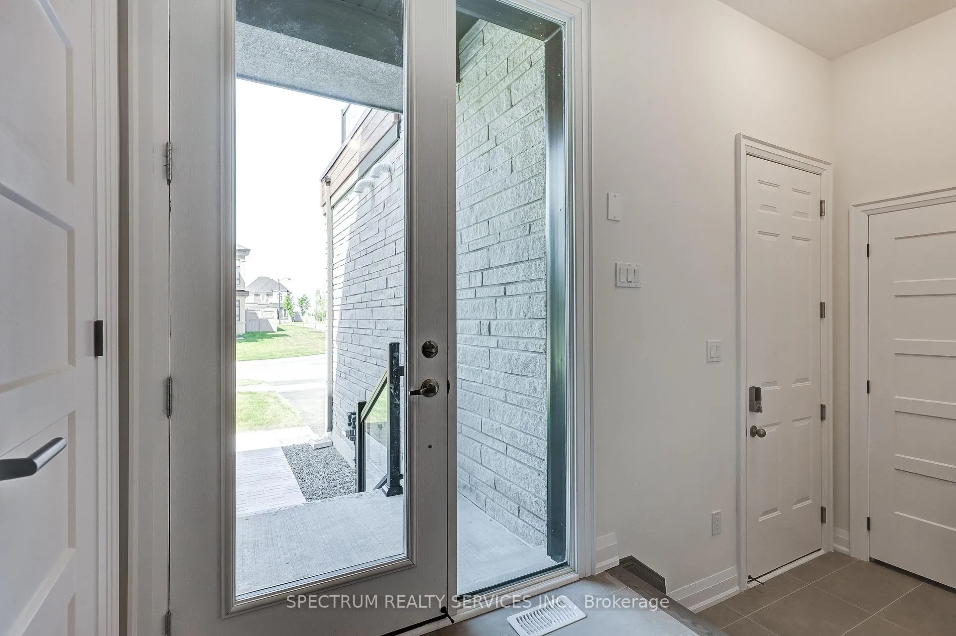 Photo 5 of 72 Adario Crescent, Vaughan, Vellore Village — HOMEH