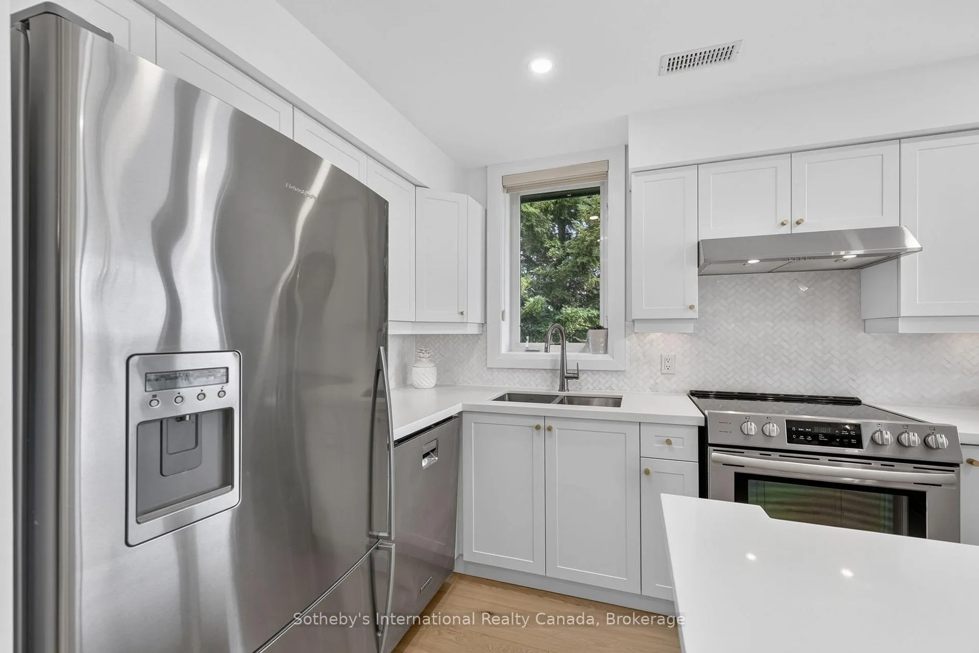 Photo 13 of 441 Mariners Way, Collingwood — HOMEH