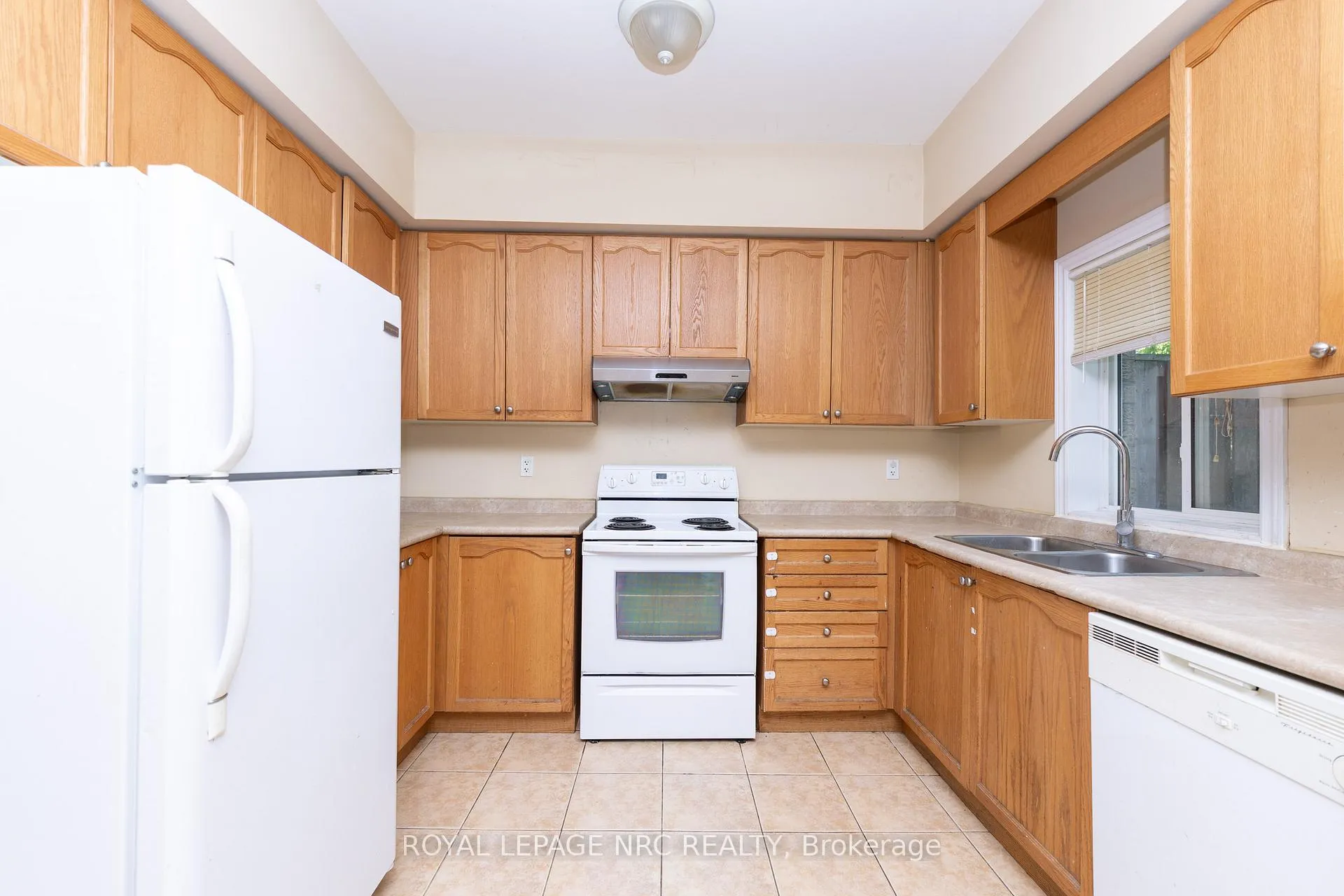 Photo 8 of 34 Chloe Street, St. Catharines, E. Chester — HOMEH