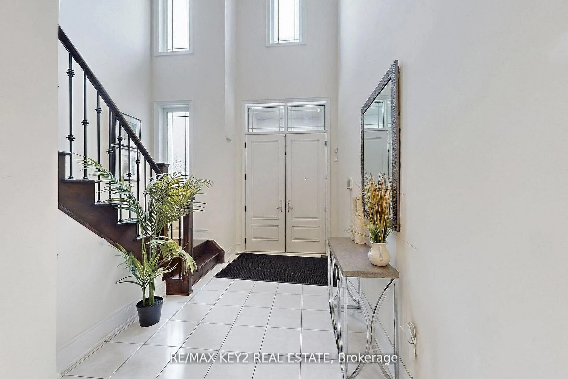 Photo 2 of 10 Lyle Way, Brampton, Northwest Brampton — HOMEH
