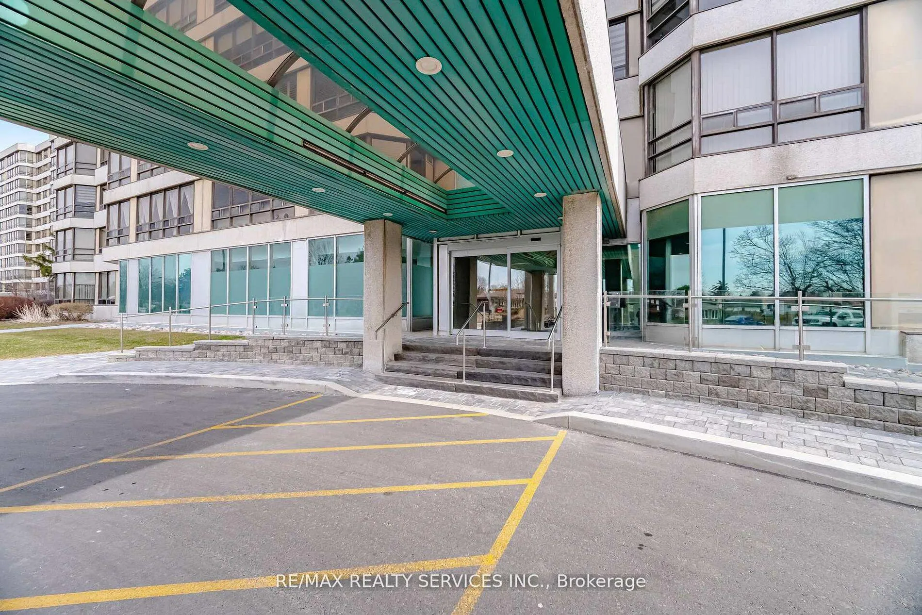 Photo 3 of Unit 711, 330 Mill Street S, Brampton, Brampton South — HOMEH