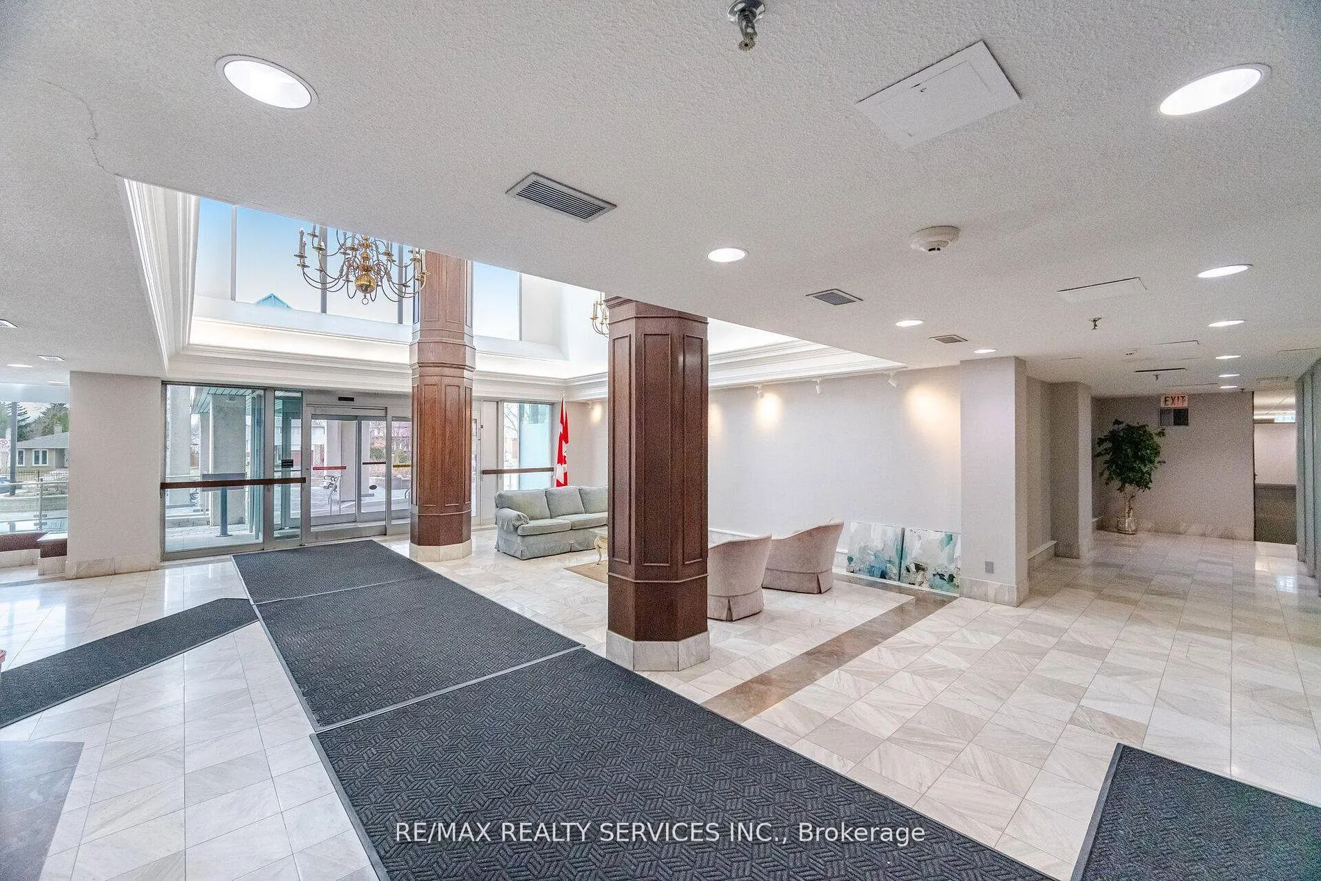 Photo 4 of Unit 711, 330 Mill Street S, Brampton, Brampton South — HOMEH