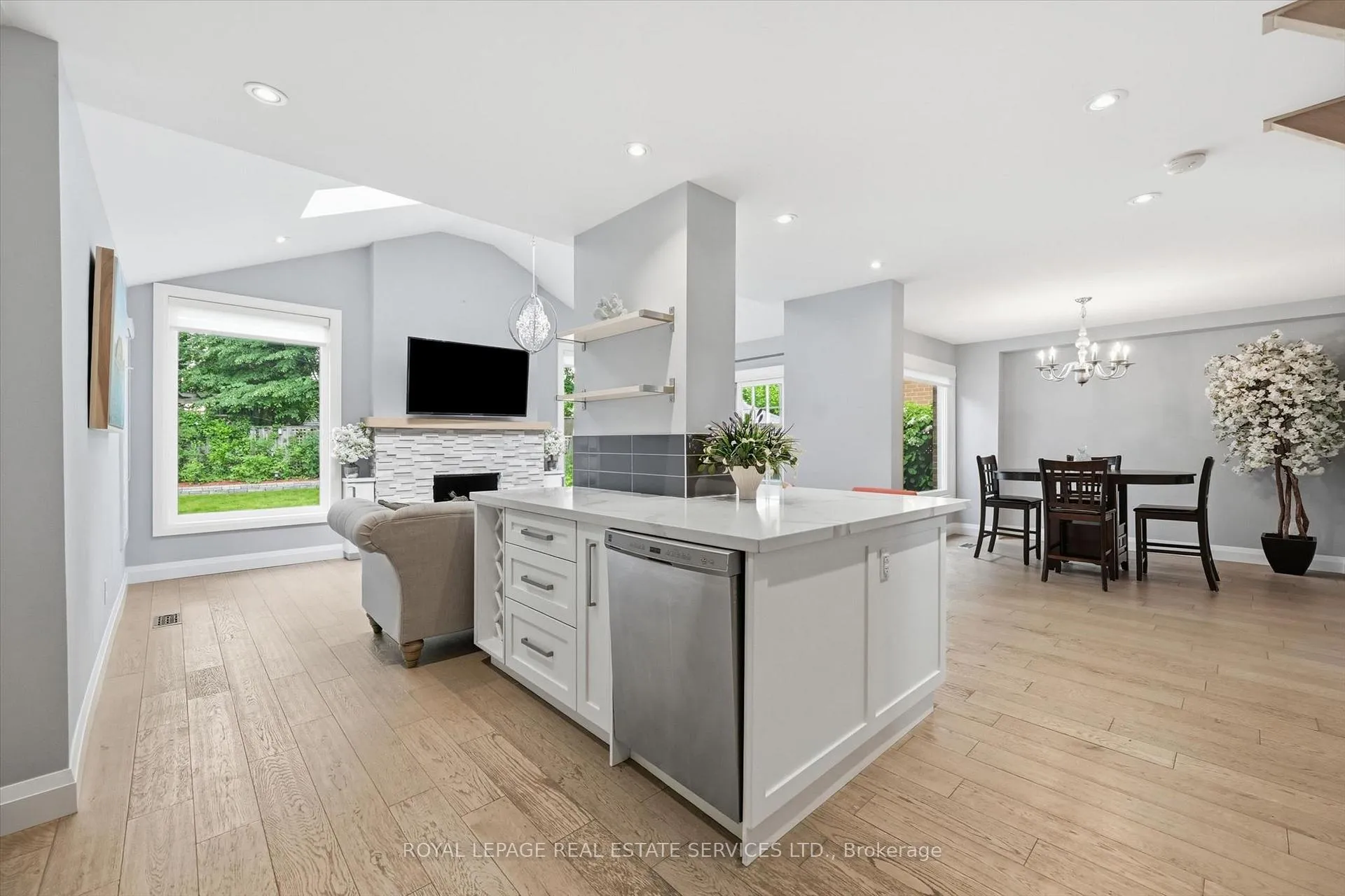 Photo 10 of 147 Speyside Drive, Oakville, Bronte — HOMEH