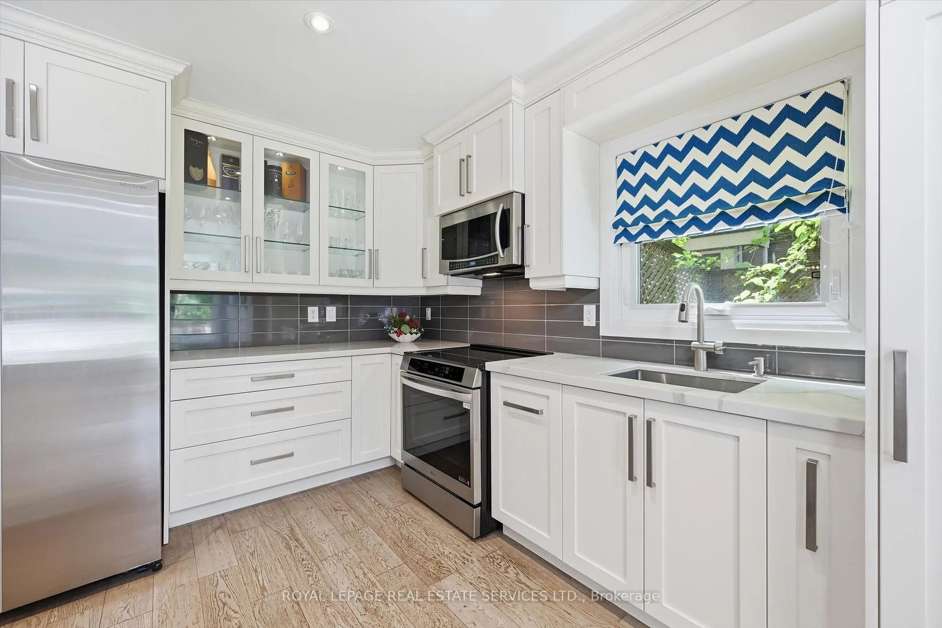Photo 12 of 147 Speyside Drive, Oakville, Bronte — HOMEH