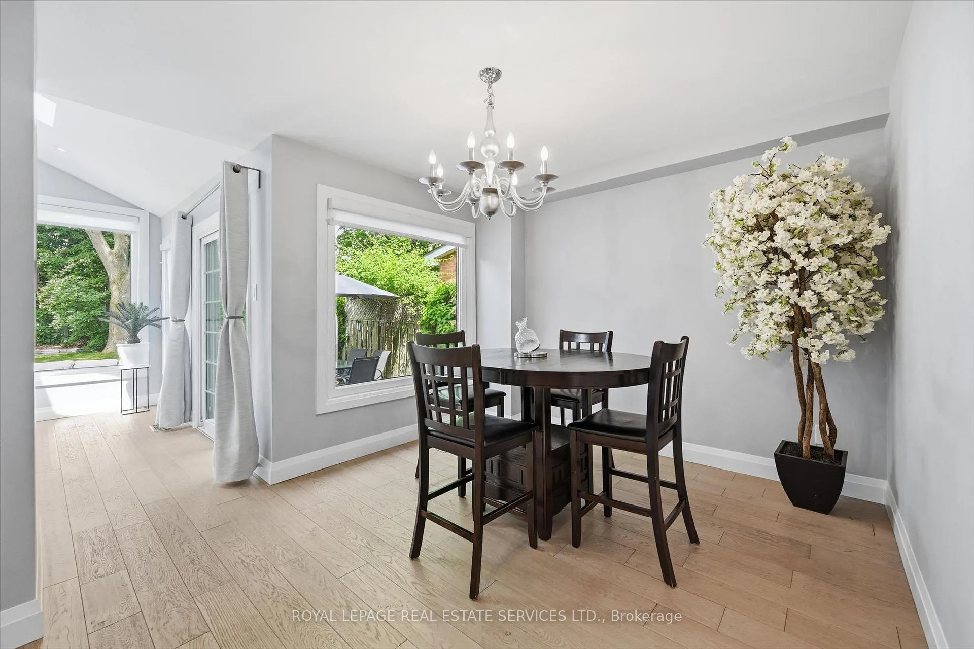 Photo 18 of 147 Speyside Drive, Oakville, Bronte — HOMEH