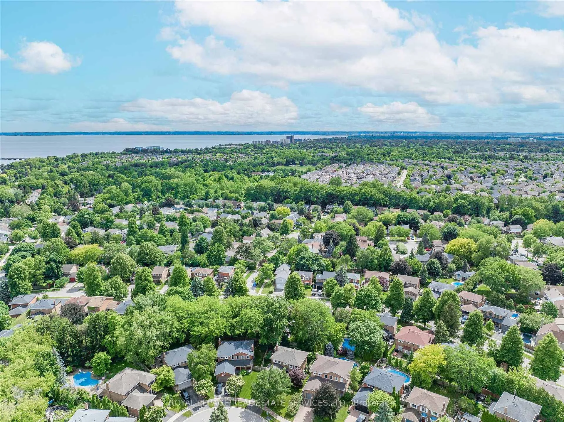 Photo 45 of 147 Speyside Drive, Oakville, Bronte — HOMEH