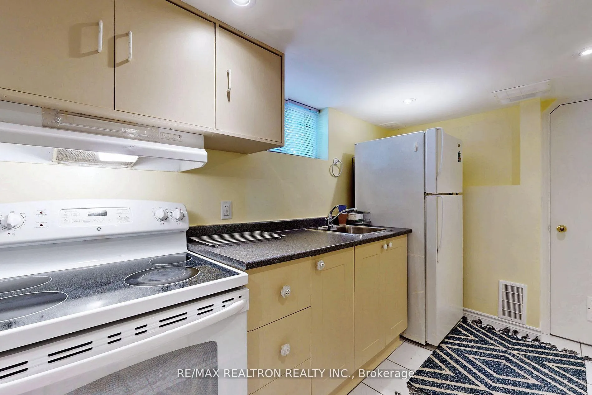 Photo 7 of Unit Lower, 84 Santamonica Boulevard, Scarborough, Clairlea-Birchmount — HOMEH