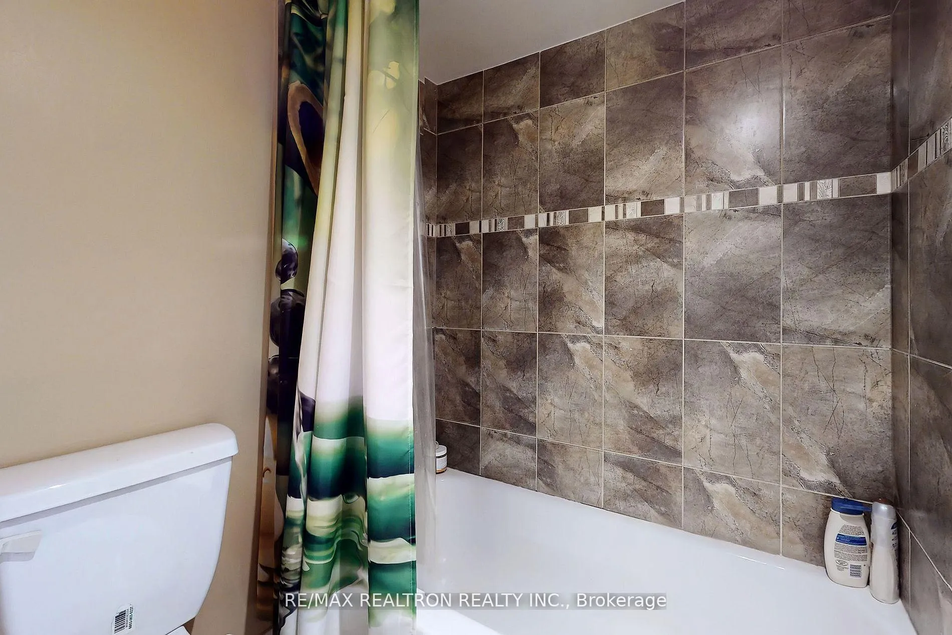 Photo 11 of Unit Lower, 84 Santamonica Boulevard, Scarborough, Clairlea-Birchmount — HOMEH