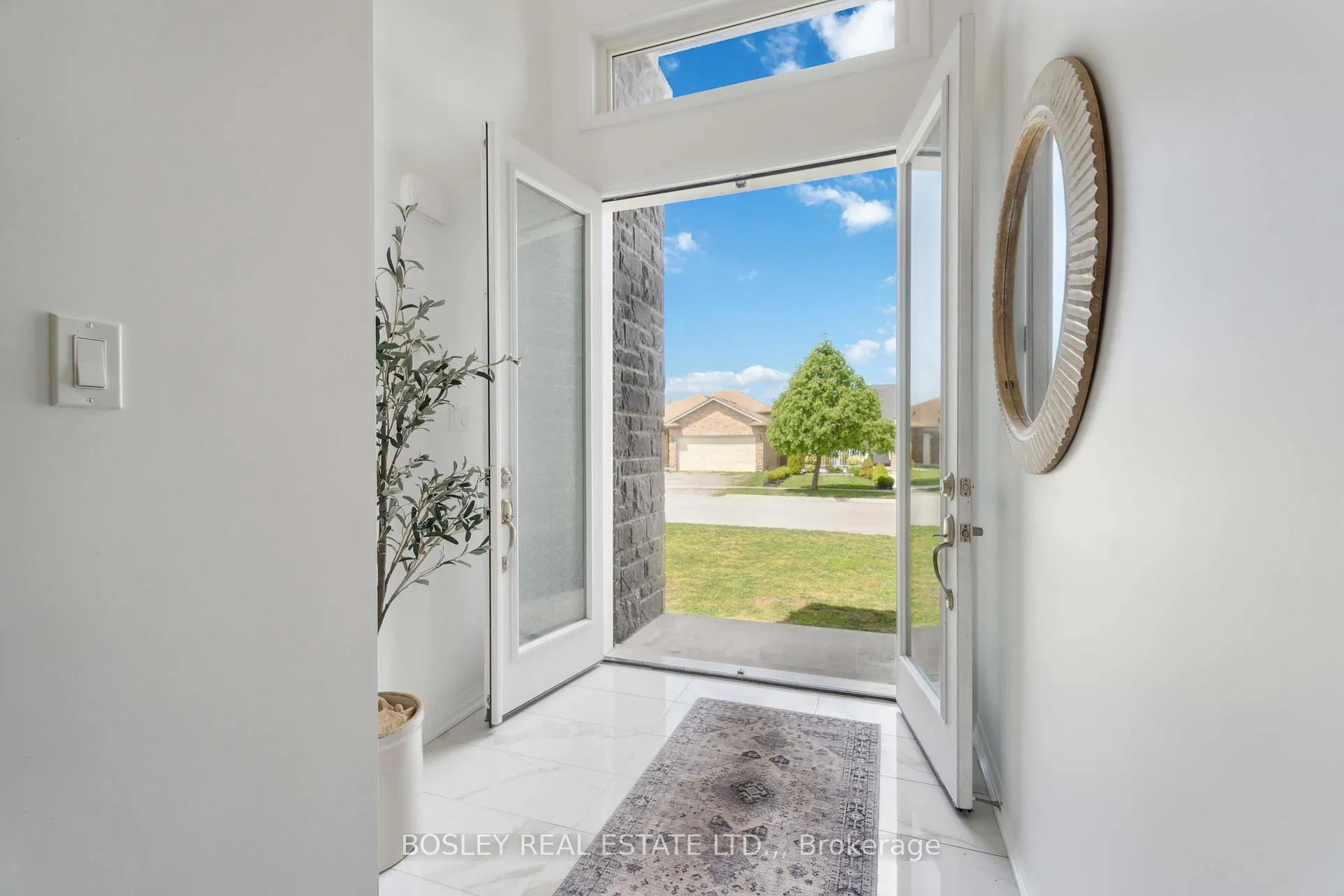 Photo 5 of 8052 Citation Road, Niagara Falls, Ascot — HOMEH