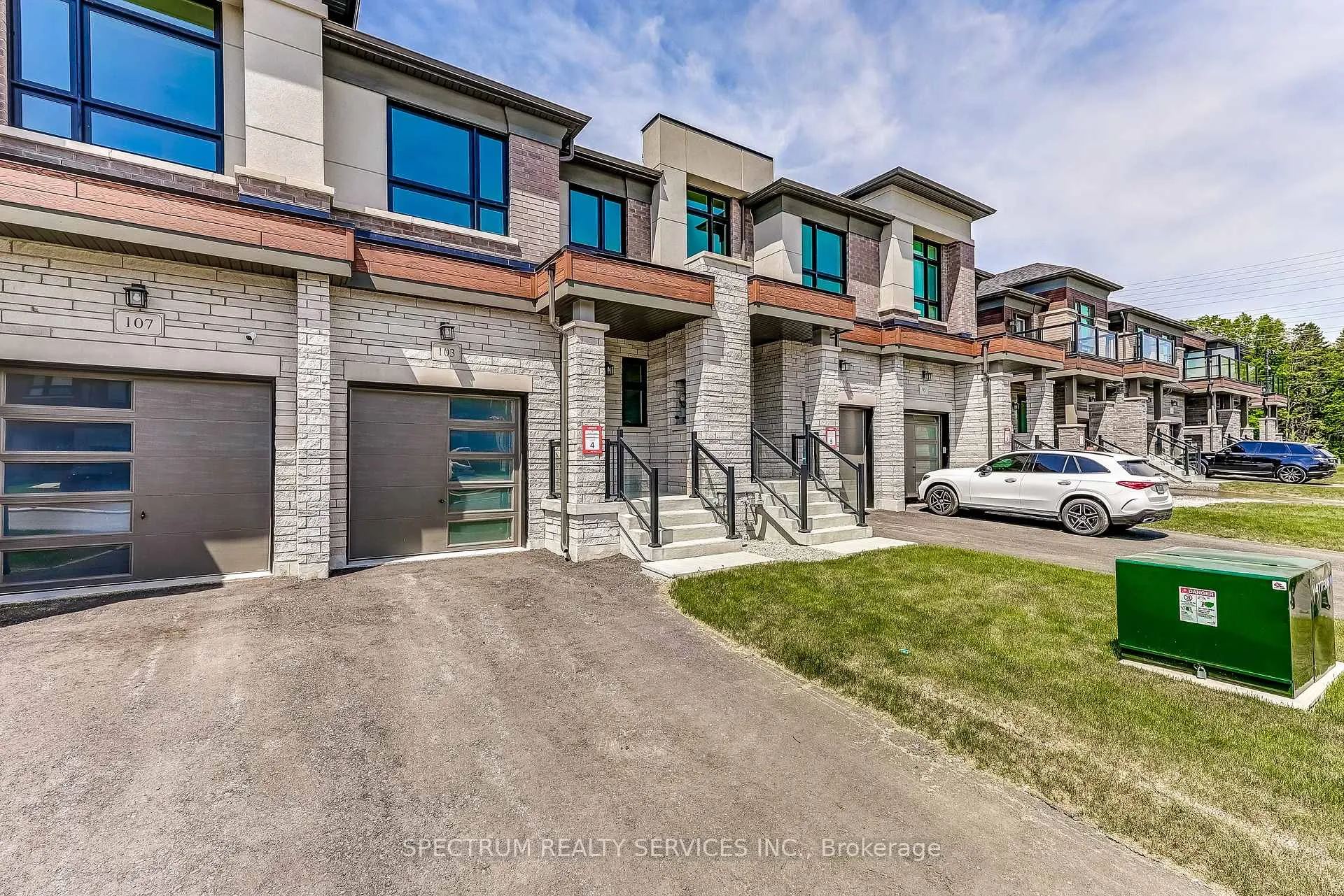 Photo 3 of 103 Adario Crescent, Vaughan, Vellore Village — HOMEH