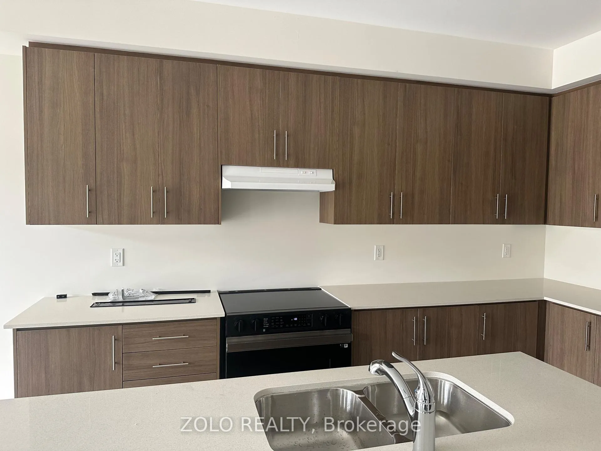 Photo 3 of 1386 Davis Loop, Innisfil, Lefroy — HOMEH