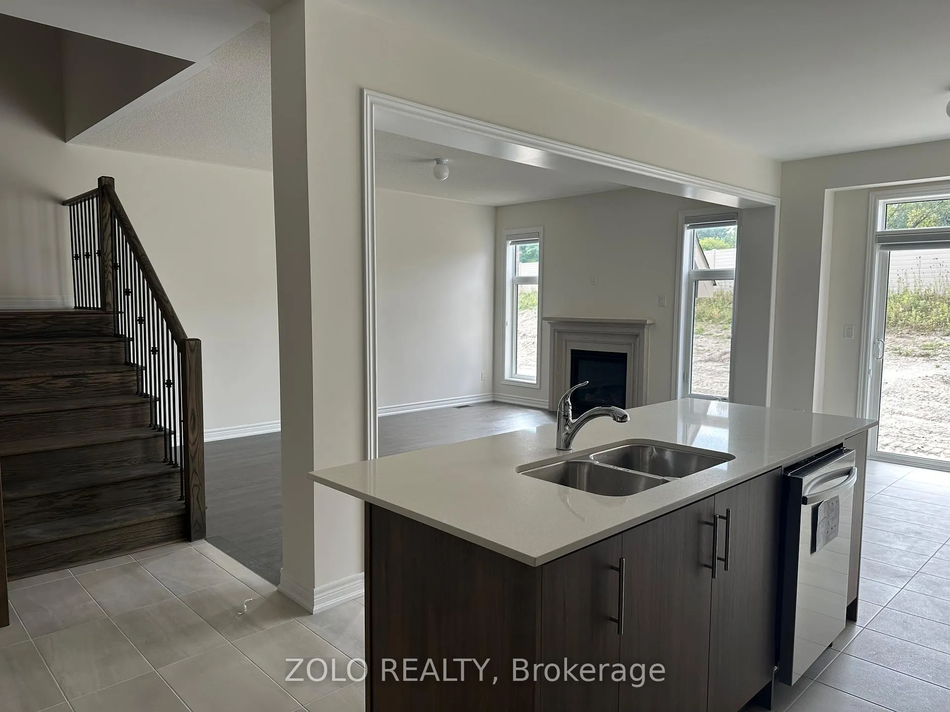 Photo 4 of 1386 Davis Loop, Innisfil, Lefroy — HOMEH