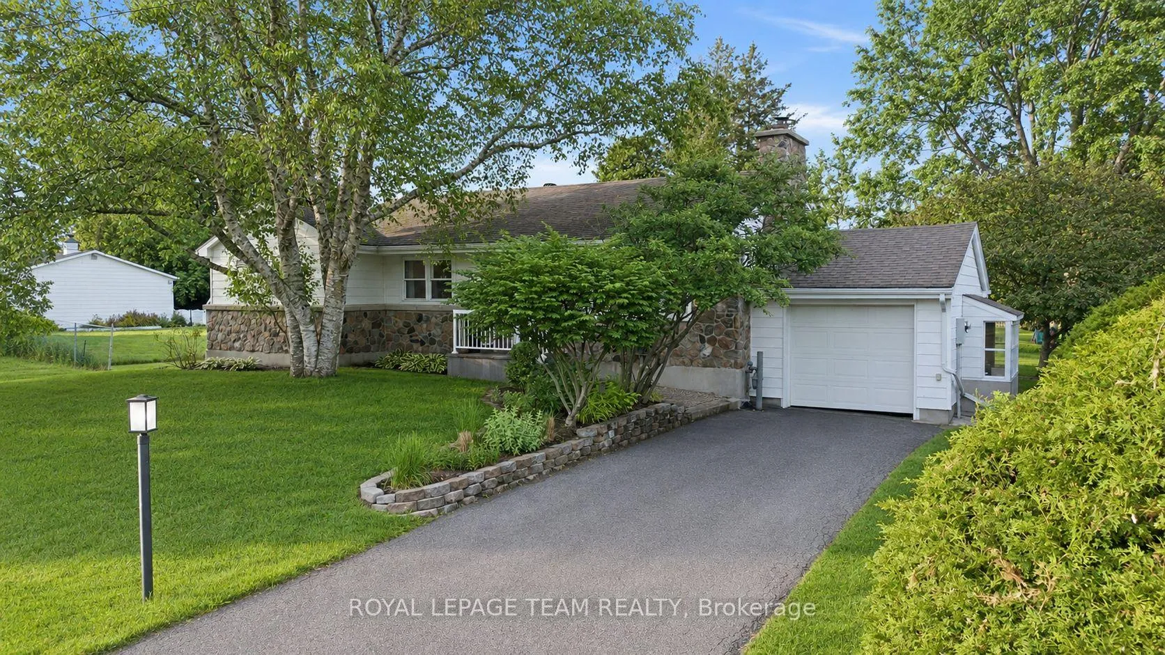 Photo 2 of 17 Arnold Drive, Ottawa, Arbeatha Park — HOMEH