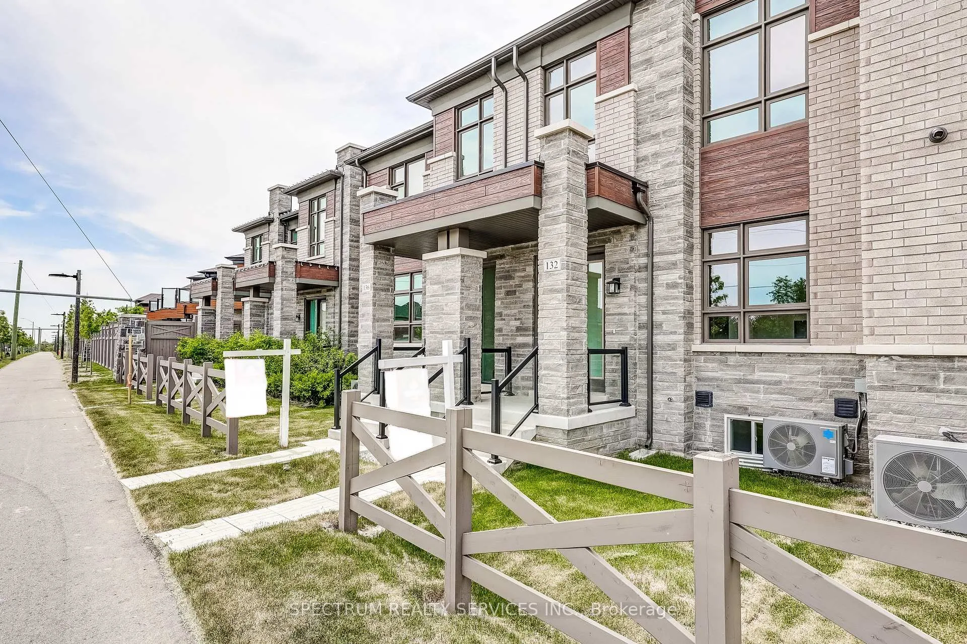 Photo 2 of 132 Adario Crescent, Vaughan, Vellore Village — HOMEH