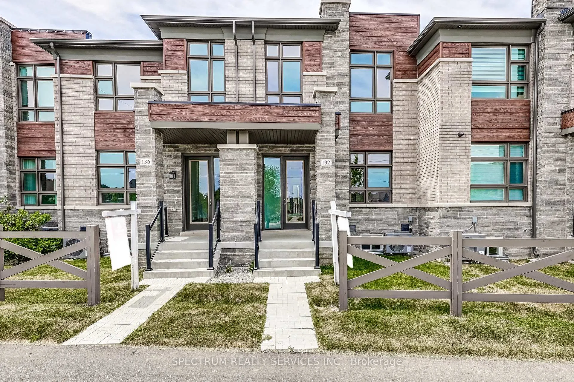 Photo 3 of 132 Adario Crescent, Vaughan, Vellore Village — HOMEH