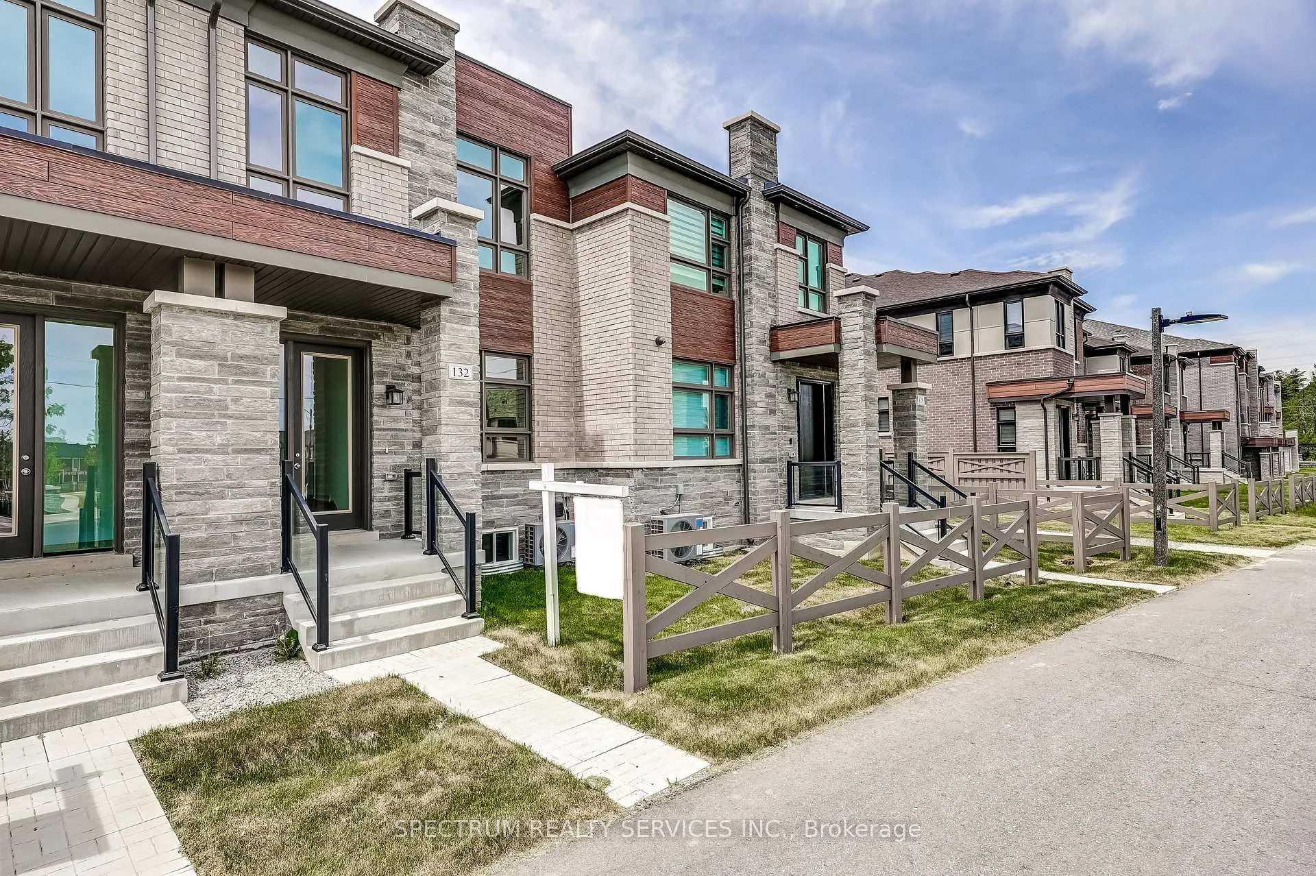 Photo 4 of 132 Adario Crescent, Vaughan, Vellore Village — HOMEH